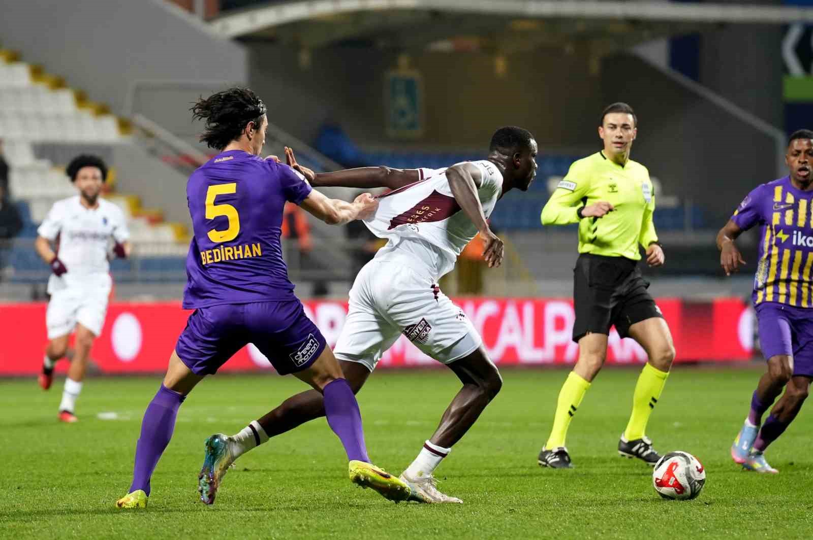 Trendyol Süper Lig: Eyüpspor: 0 - Trabzonspor: 0 (İlk yarı)
