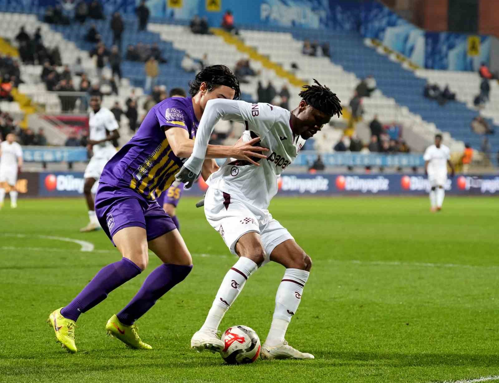 Trendyol Süper Lig: Eyüpspor: 0 - Trabzonspor: 0 (İlk yarı)
