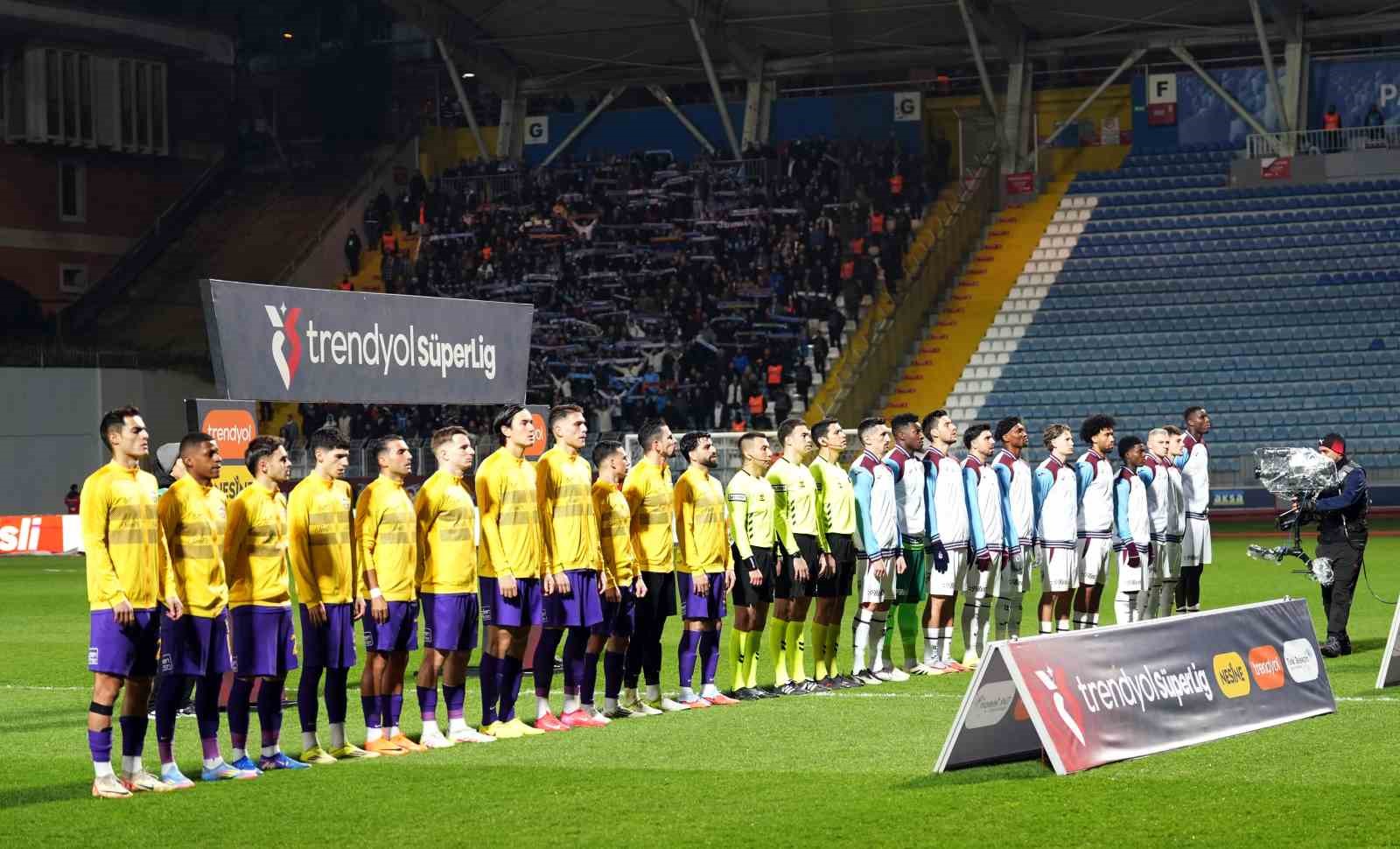 Trendyol Süper Lig: Eyüpspor: 0 - Trabzonspor: 0 (Maç devam ediyor)
