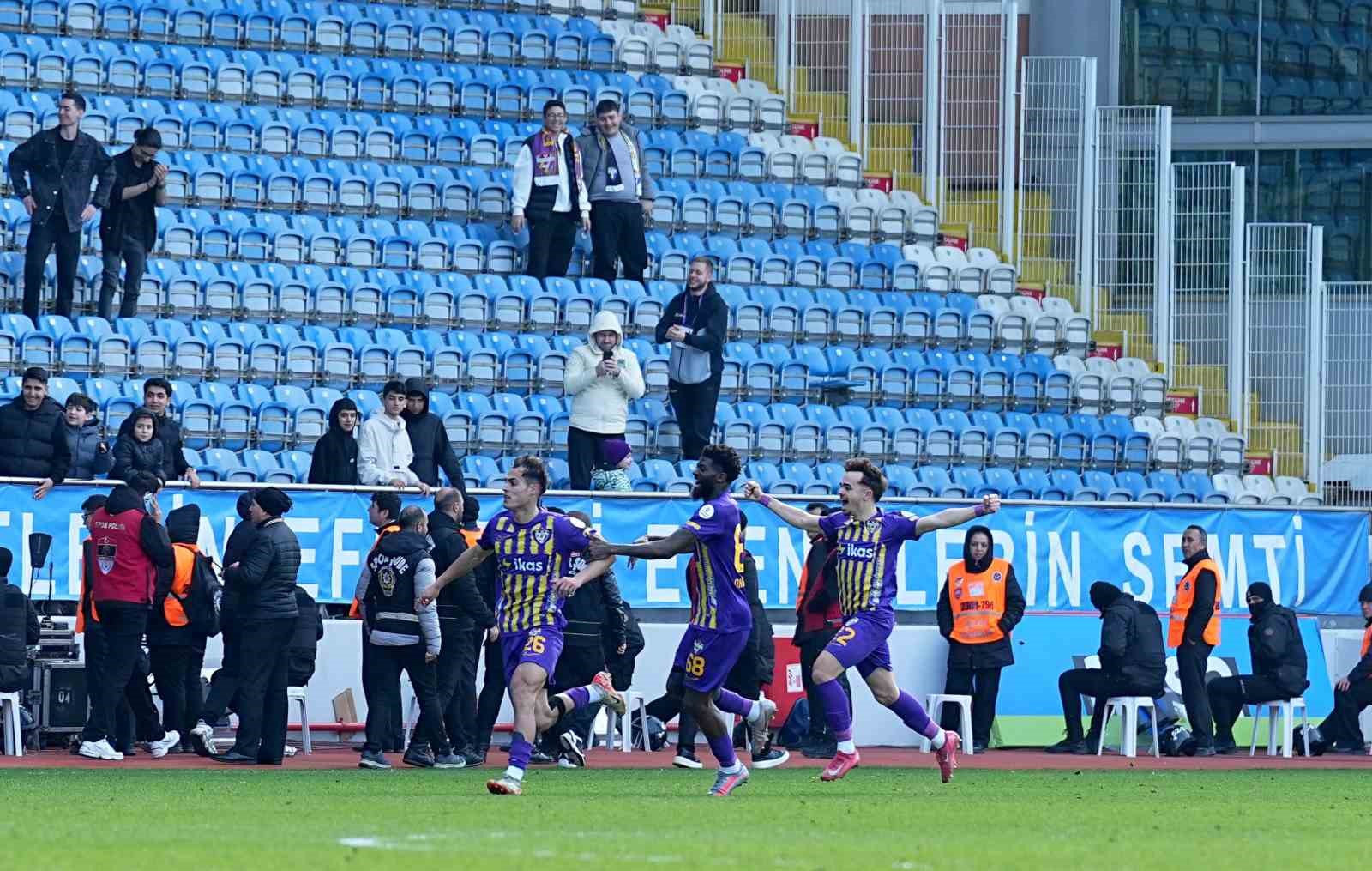 Trendyol Süper Lig: Eyüpspor: 1 - Gençlerbirliği: 0 (Maç sonucu)
Trendyol Süper Lig: Eyüpspor: 1 - Gençlerbirliği: 0 (Maç sonucu)