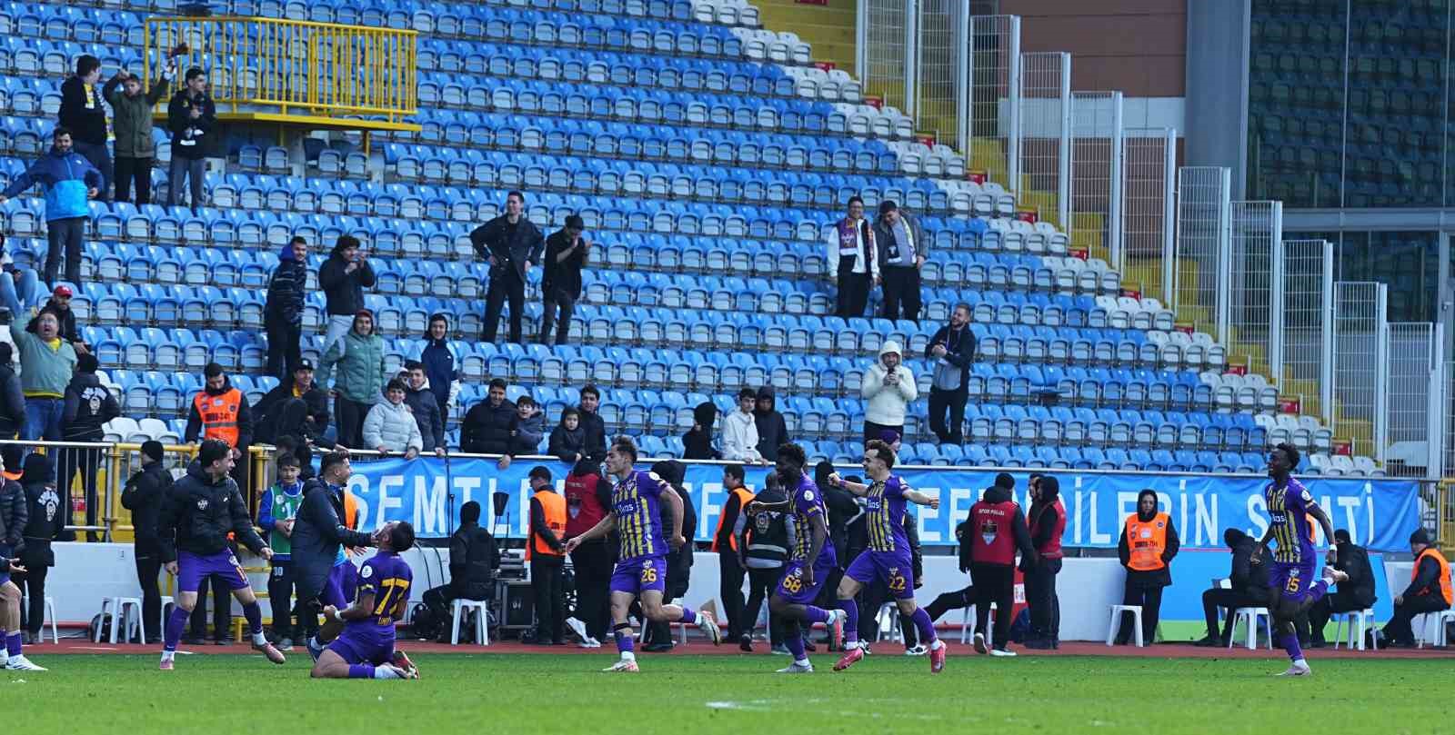 Trendyol Süper Lig: Eyüpspor: 1 - Gençlerbirliği: 0 (Maç sonucu)
Trendyol Süper Lig: Eyüpspor: 1 - Gençlerbirliği: 0 (Maç sonucu)