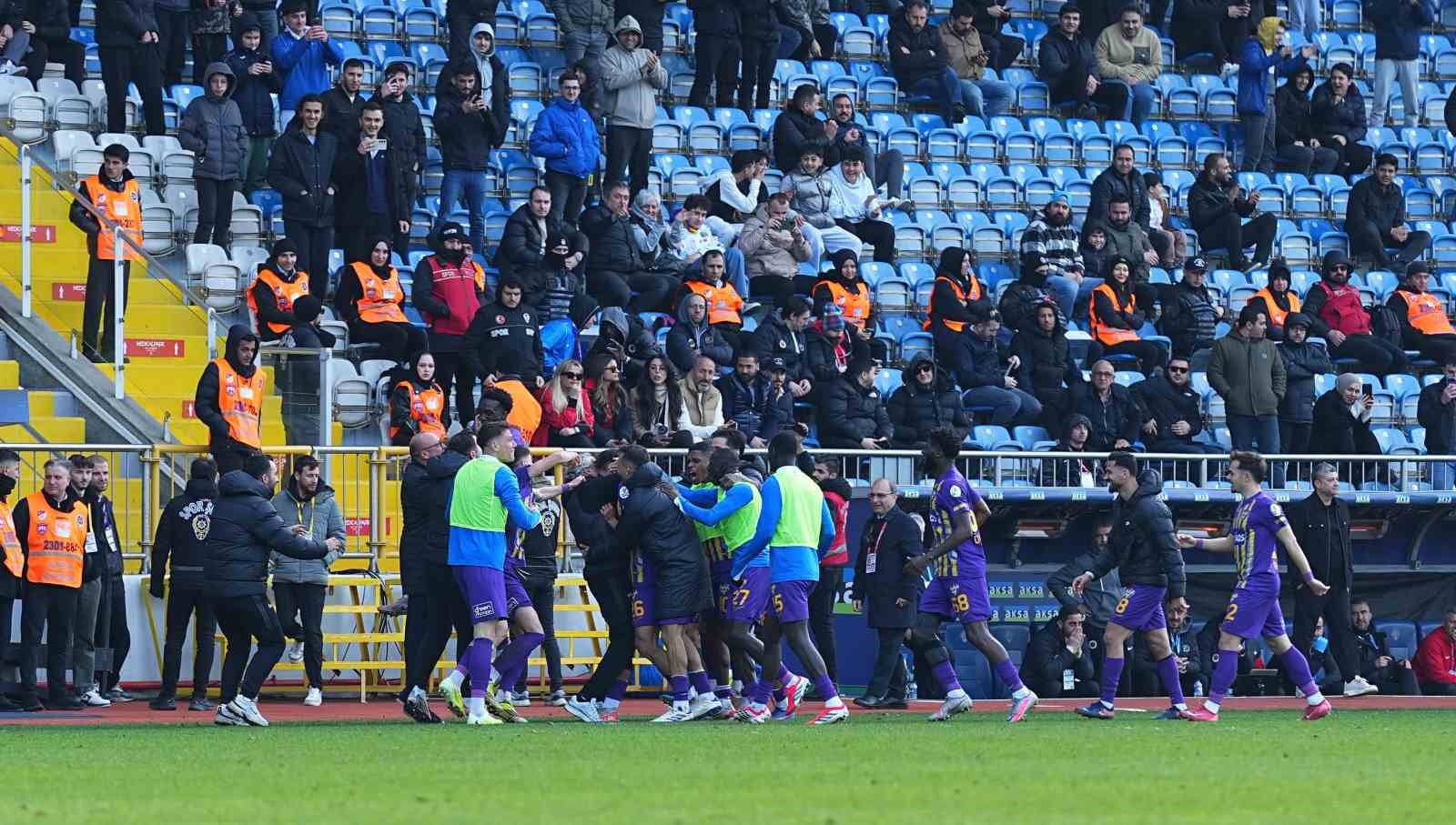 Trendyol Süper Lig: Eyüpspor: 1 - Gençlerbirliği: 0 (Maç sonucu)
Trendyol Süper Lig: Eyüpspor: 1 - Gençlerbirliği: 0 (Maç sonucu)
