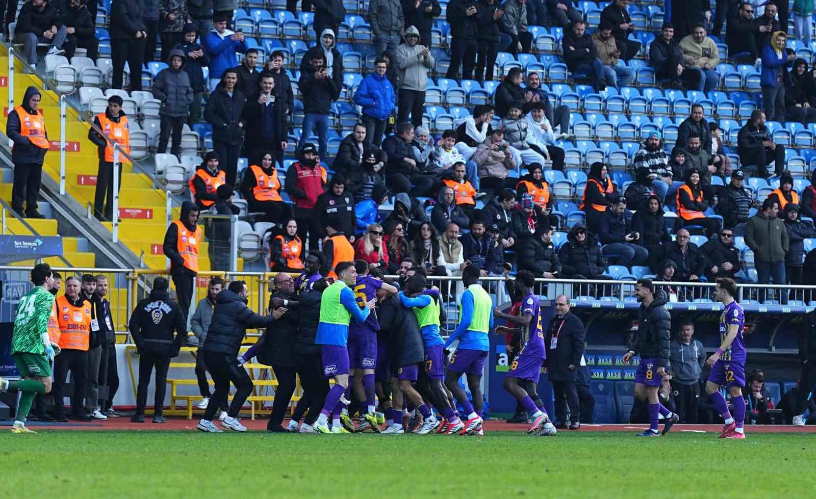 Trendyol Süper Lig: Eyüpspor: 1 - Gençlerbirliği: 0 (Maç sonucu)
Trendyol Süper Lig: Eyüpspor: 1 - Gençlerbirliği: 0 (Maç sonucu)