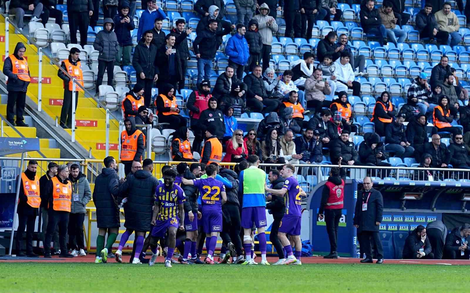 Trendyol Süper Lig: Eyüpspor: 1 - Gençlerbirliği: 0 (Maç sonucu)
Trendyol Süper Lig: Eyüpspor: 1 - Gençlerbirliği: 0 (Maç sonucu)
