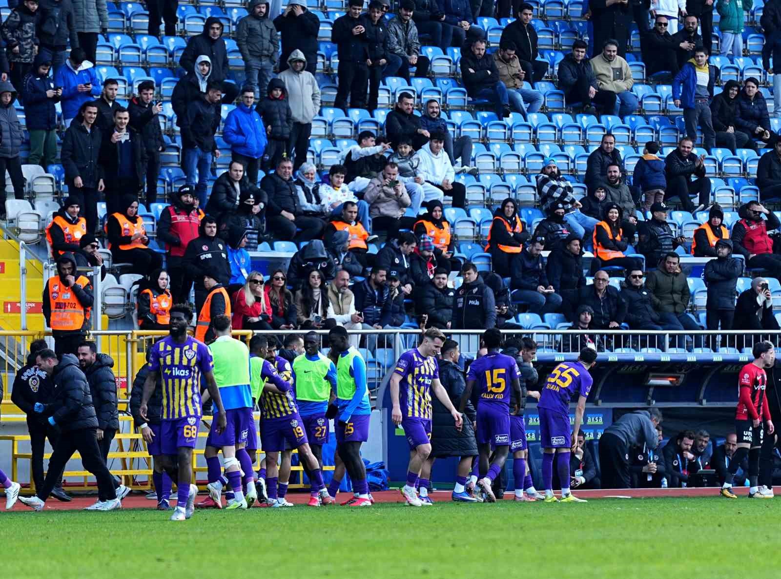 Trendyol Süper Lig: Eyüpspor: 1 - Gençlerbirliği: 0 (Maç sonucu)
Trendyol Süper Lig: Eyüpspor: 1 - Gençlerbirliği: 0 (Maç sonucu)
