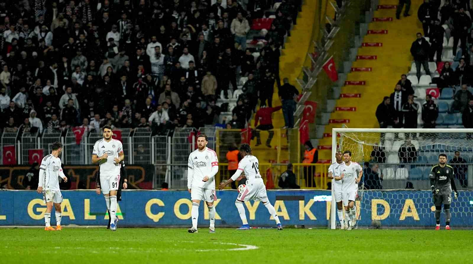 Trendyol Süper Lig: Eyüpspor: 2 - Beşiktaş: 2 (Maç sonucu)
Trendyol Süper Lig: Eyüpspor: 2 - Beşiktaş: 2 (Maç sonucu)