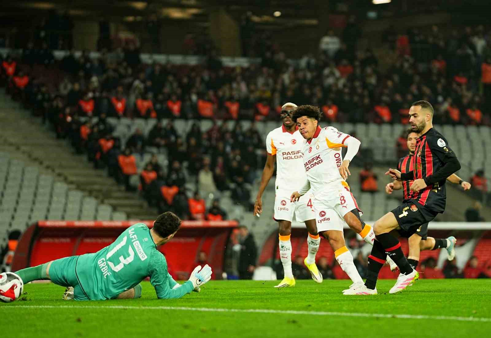 Trendyol Süper Lig: Fatih Karagümrük: 0 - Galatasaray: 1 (Maç devam ediyor)
