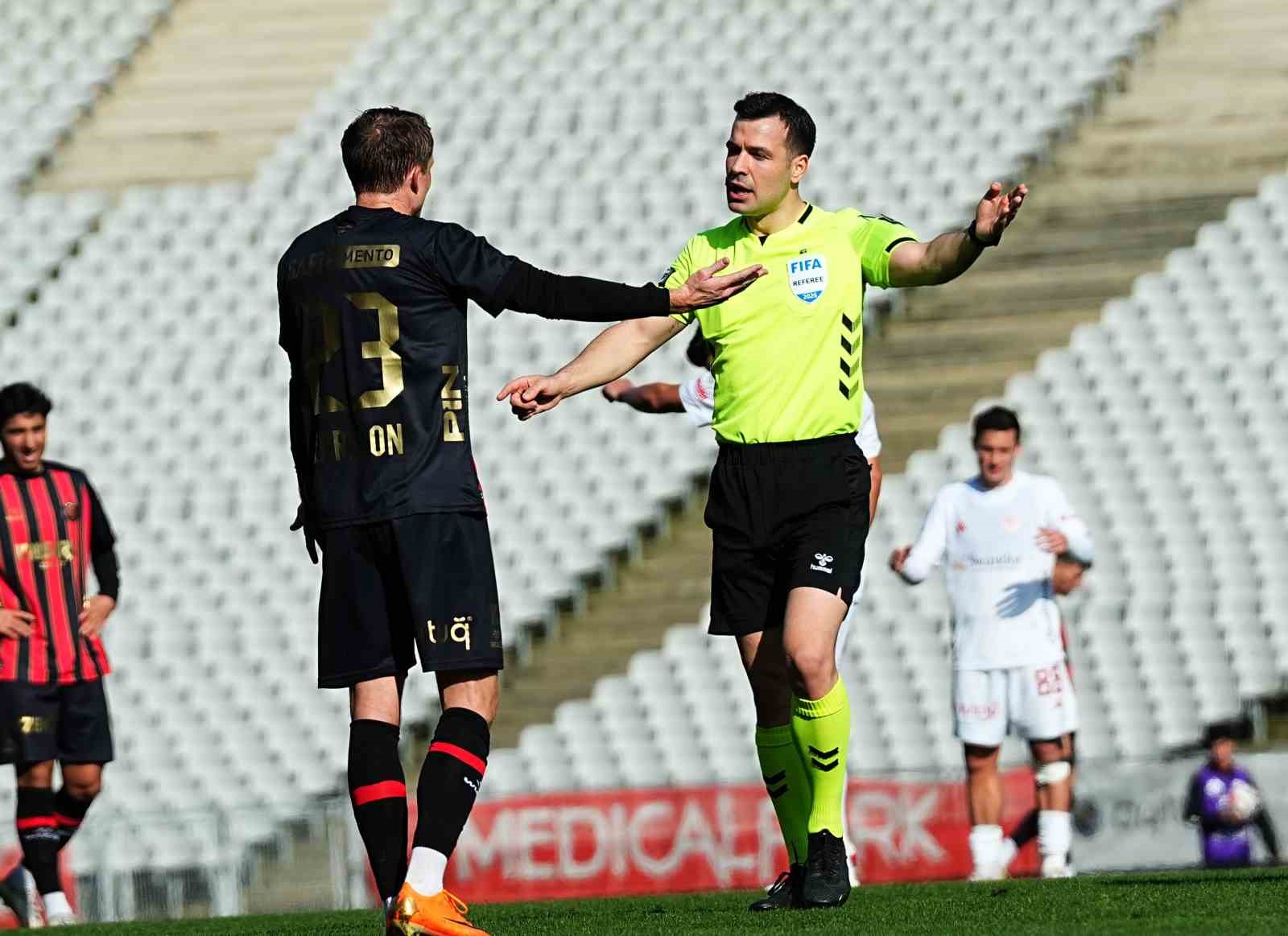 Trendyol Süper Lig: Fatih Karagümrük: 1 - Antalyaspor: 0 (İlk yarı)
