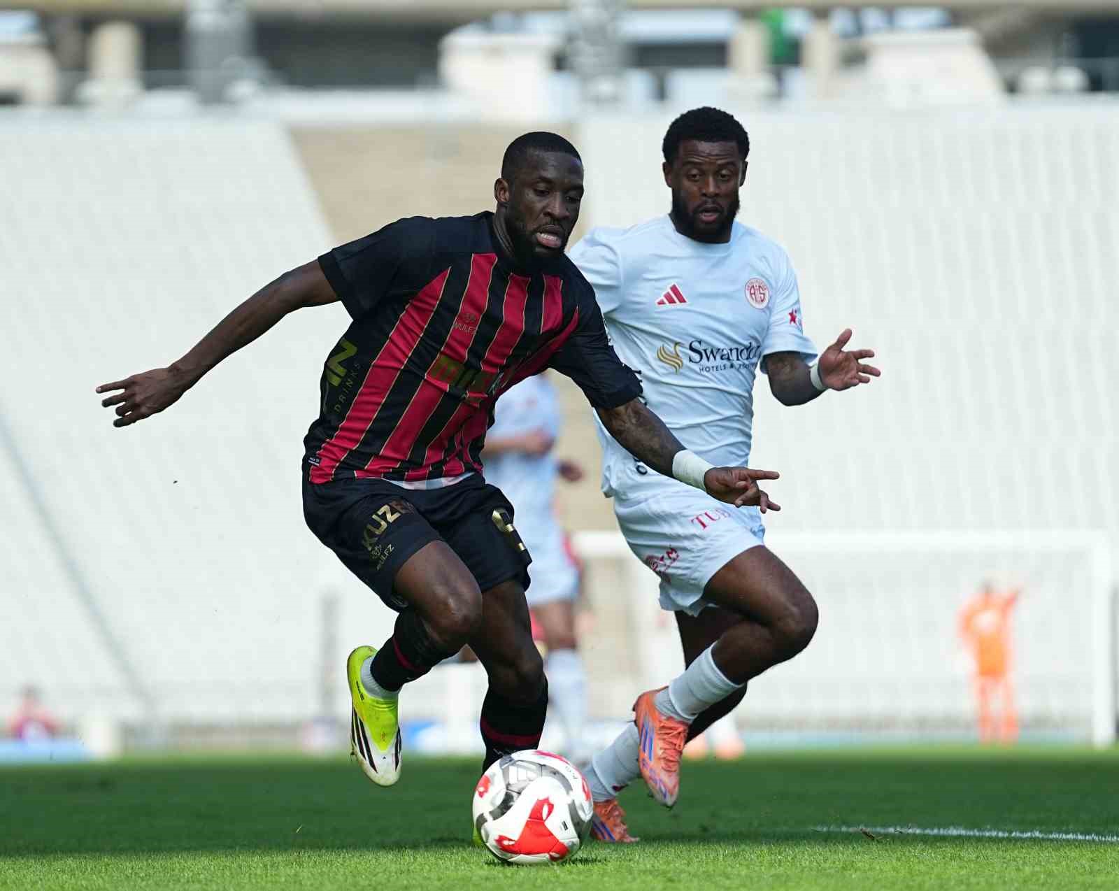 Trendyol Süper Lig: Fatih Karagümrük: 1 - Antalyaspor: 0 (İlk yarı)
