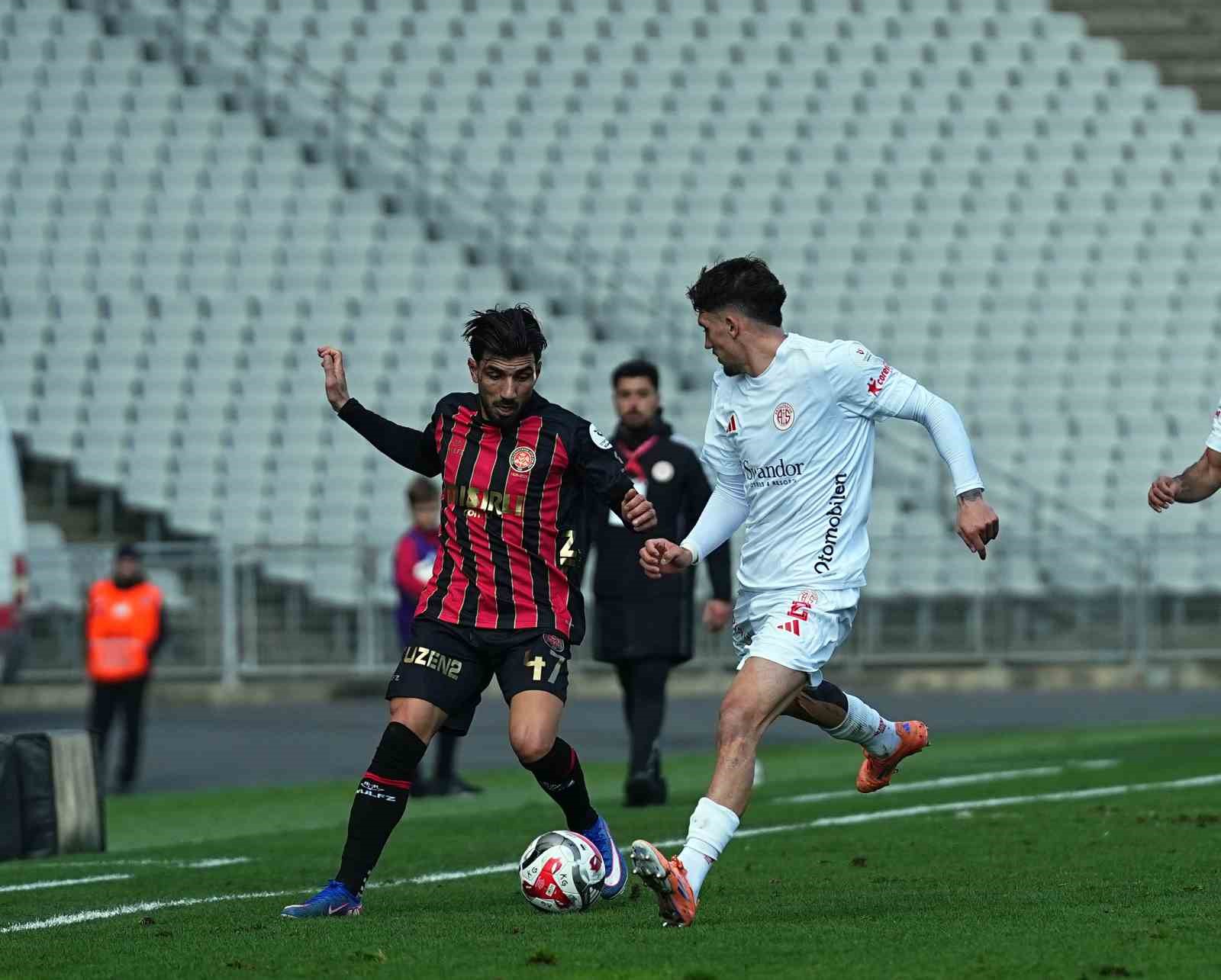 Trendyol Süper Lig: Fatih Karagümrük: 1 - Antalyaspor: 0 (İlk yarı)
