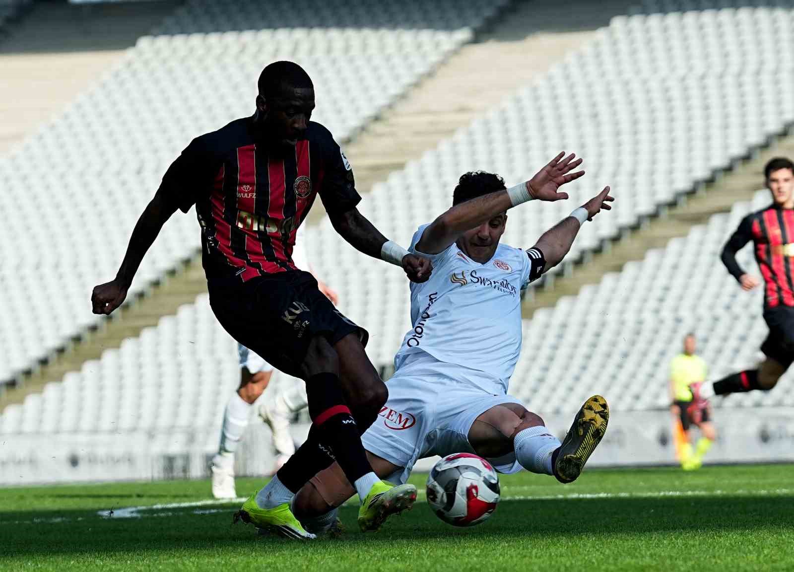 Trendyol Süper Lig: Fatih Karagümrük: 1 - Antalyaspor: 0 (İlk yarı)
