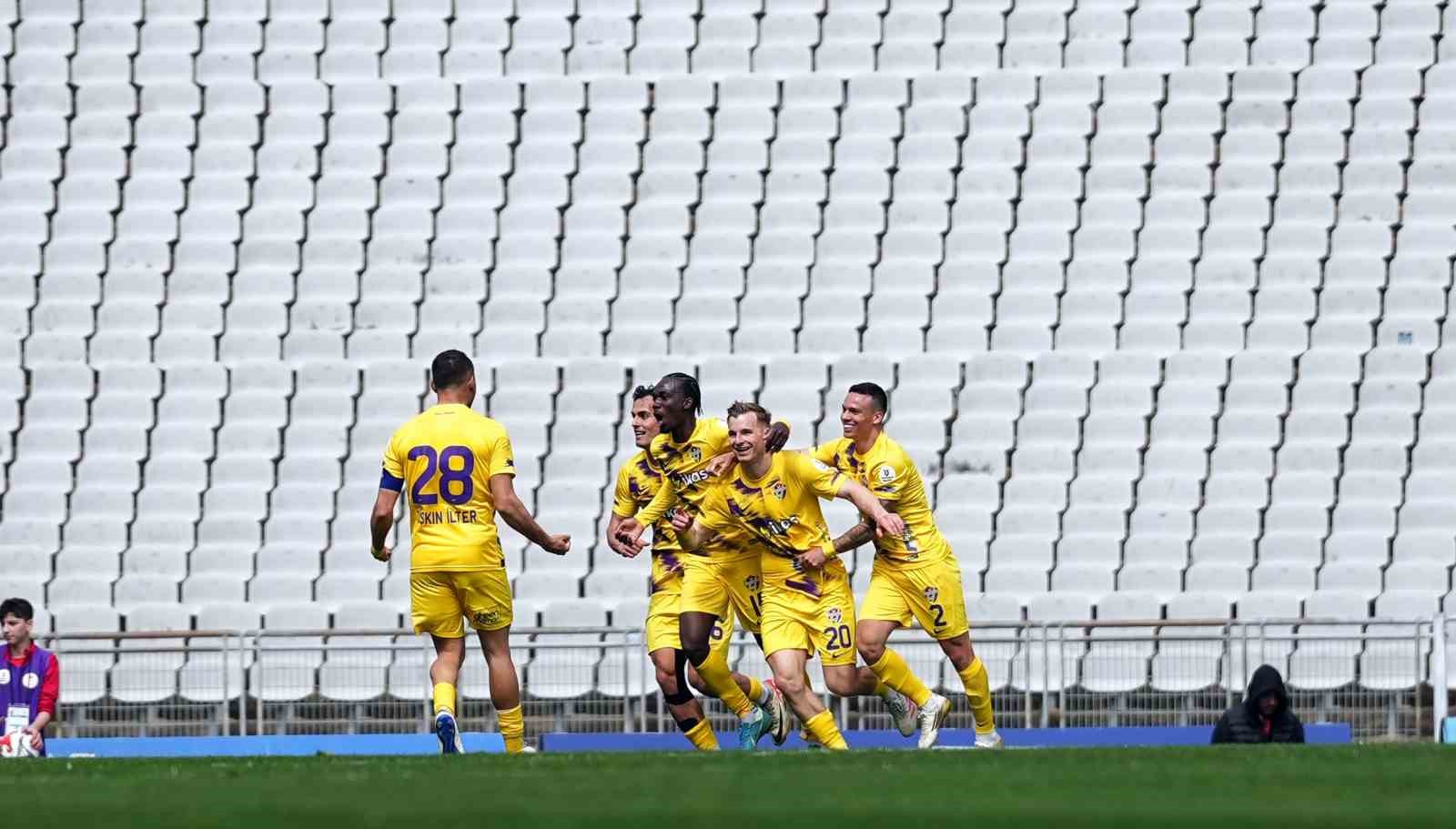 Trendyol Süper Lig: Fatih Karagümrük: 1 - Eyüpspor: 2 (İlk yarı)
