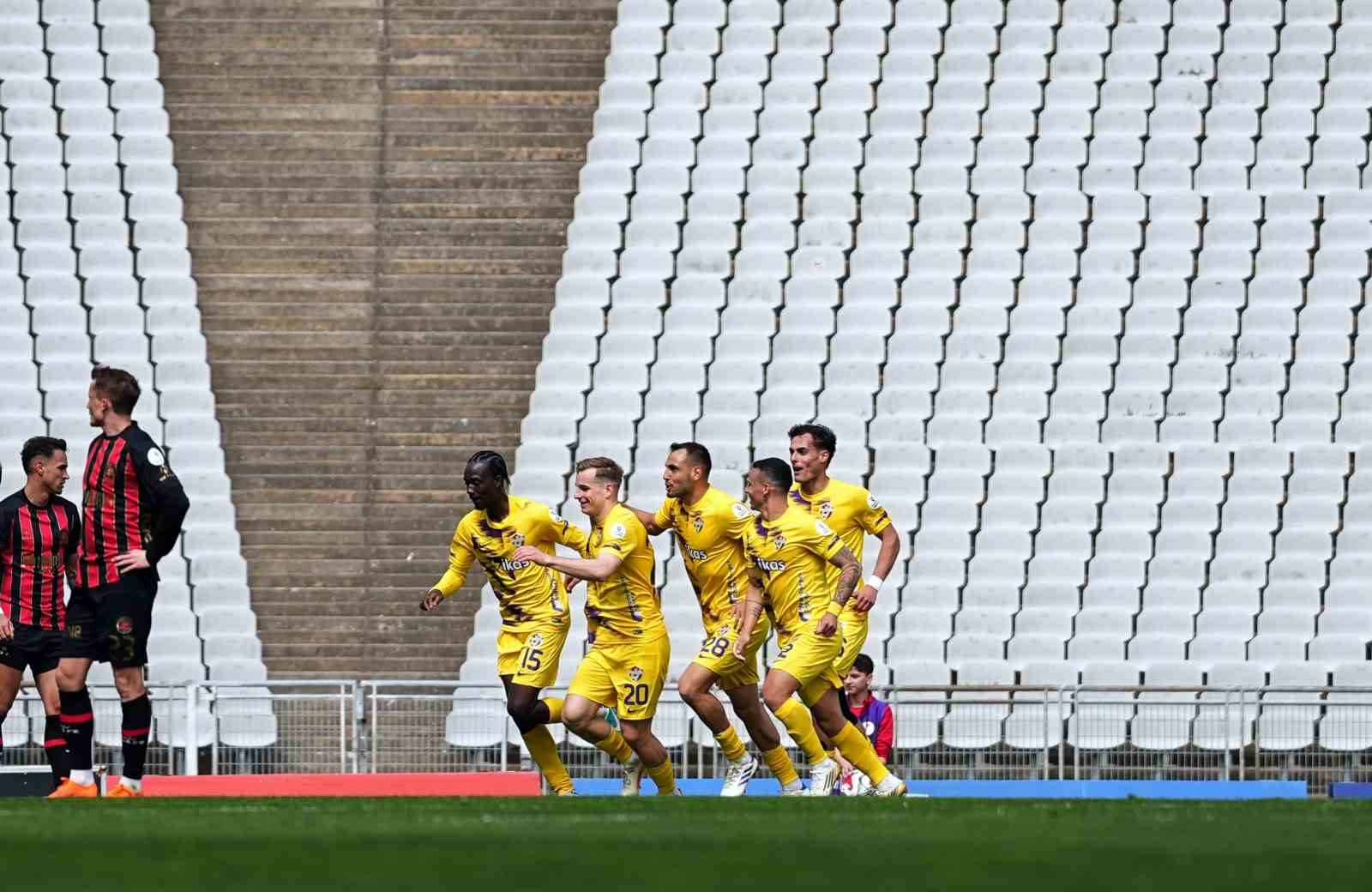 Trendyol Süper Lig: Fatih Karagümrük: 1 - Eyüpspor: 2 (İlk yarı)
