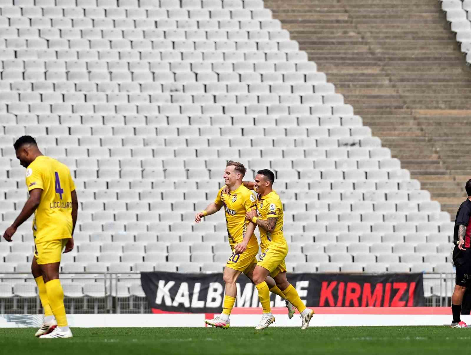 Trendyol Süper Lig: Fatih Karagümrük: 1 - Eyüpspor: 2 (İlk yarı)
