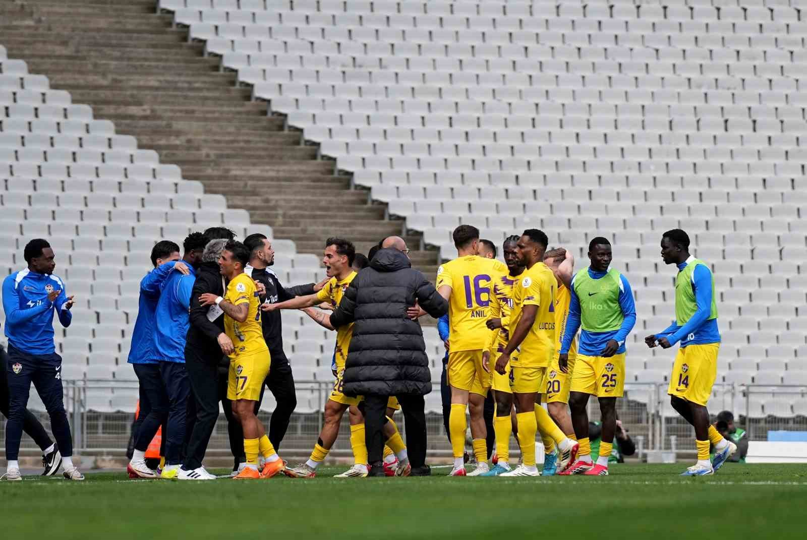 Trendyol Süper Lig: Fatih Karagümrük: 1 - Eyüpspor: 2 (İlk yarı)
