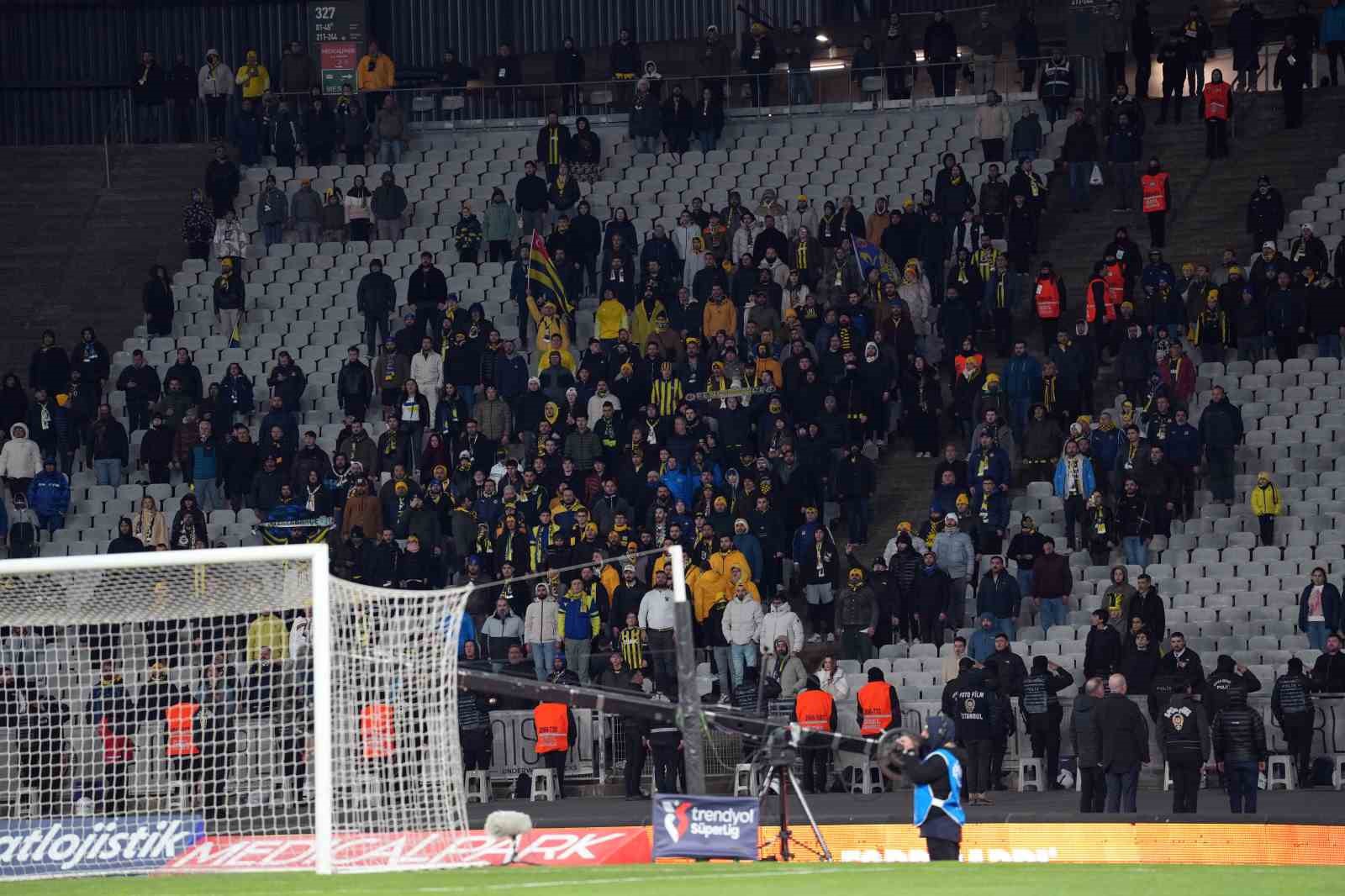 Trendyol Süper Lig: Fatih Karagümrük: 1 - Fenerbahçe: 0 (Maç devam ediyor)
