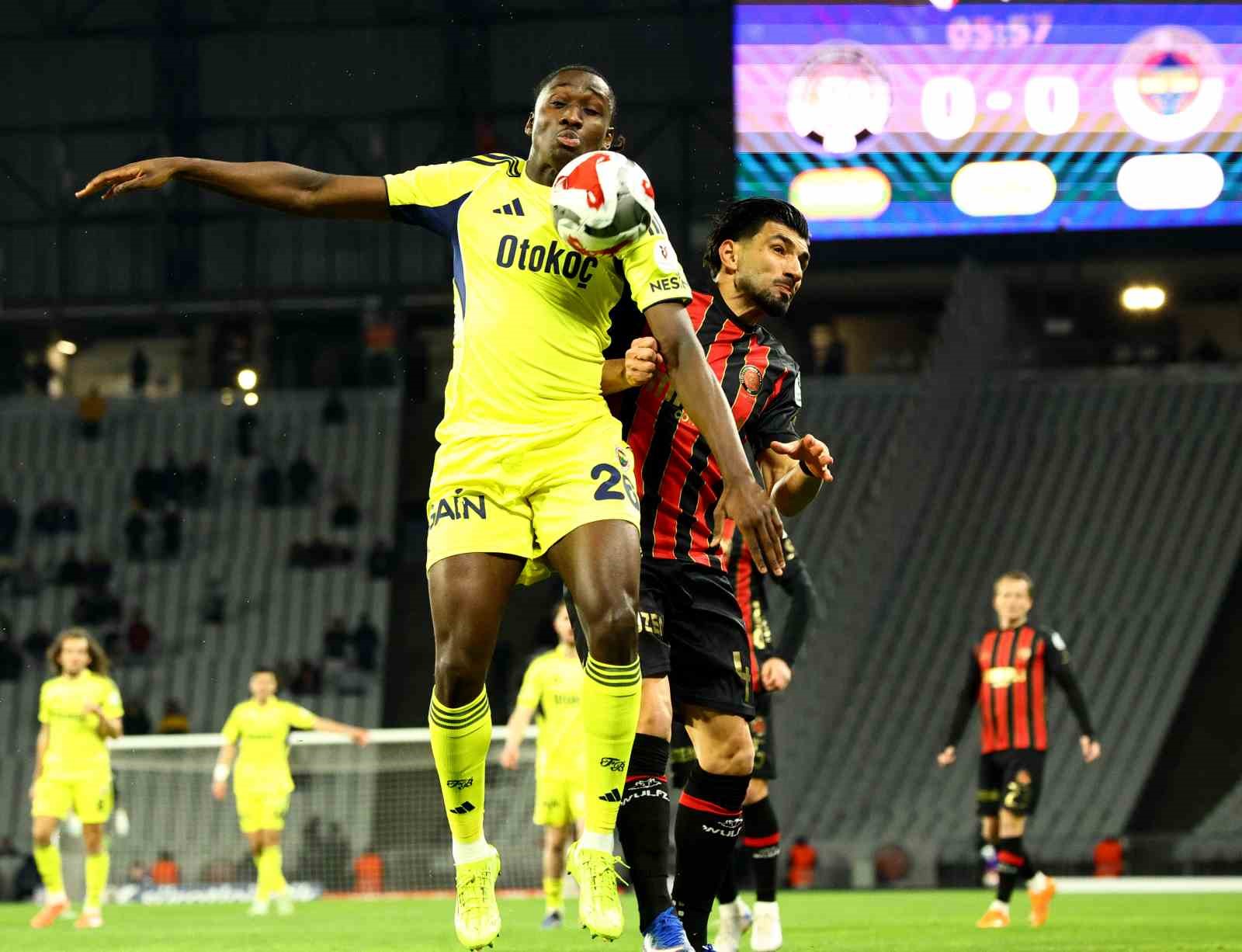 Trendyol Süper Lig: Fatih Karagümrük: 1 - Fenerbahçe: 0 (Maç devam ediyor)
