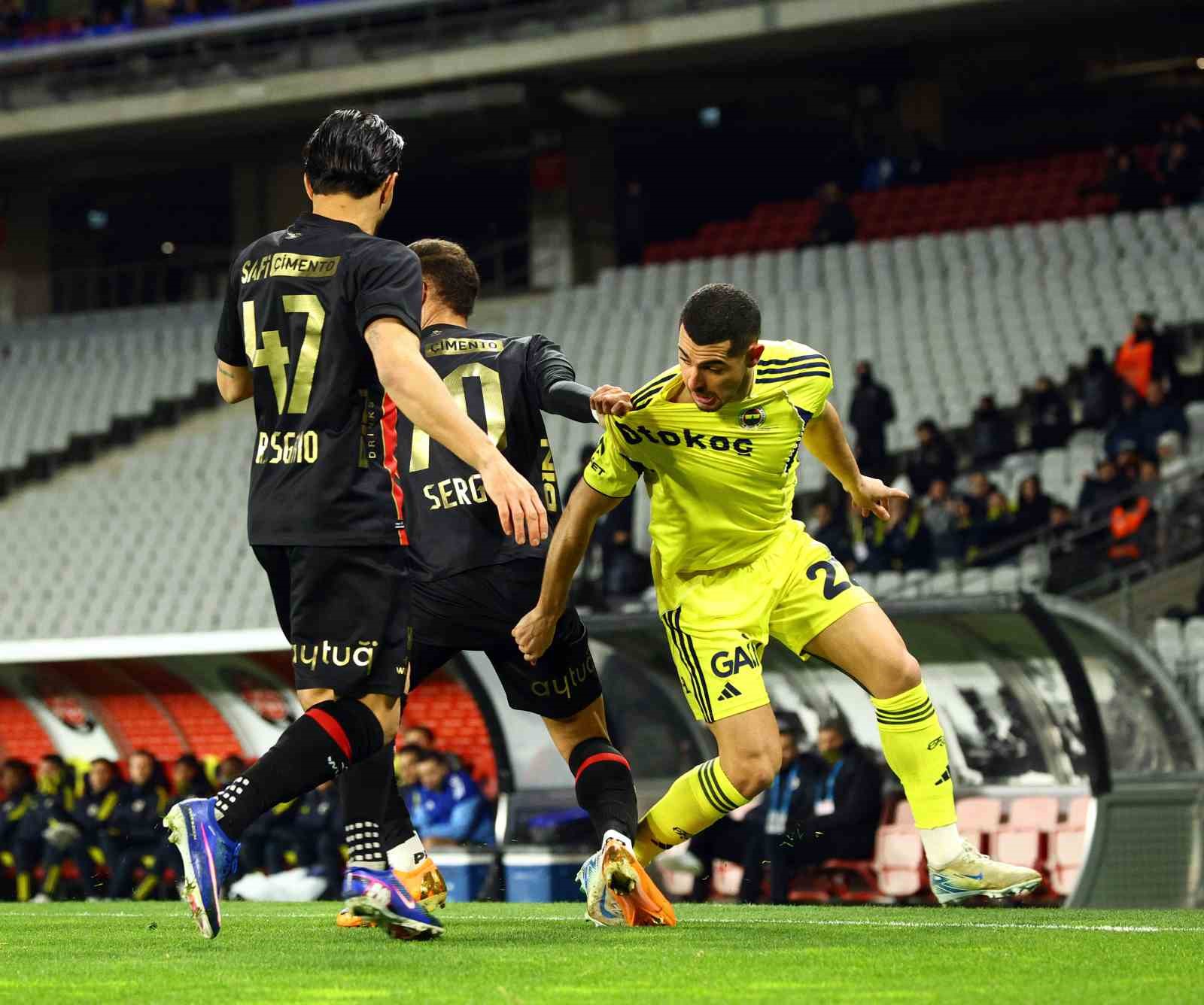 Trendyol Süper Lig: Fatih Karagümrük: 1 - Fenerbahçe: 0 (Maç devam ediyor)
