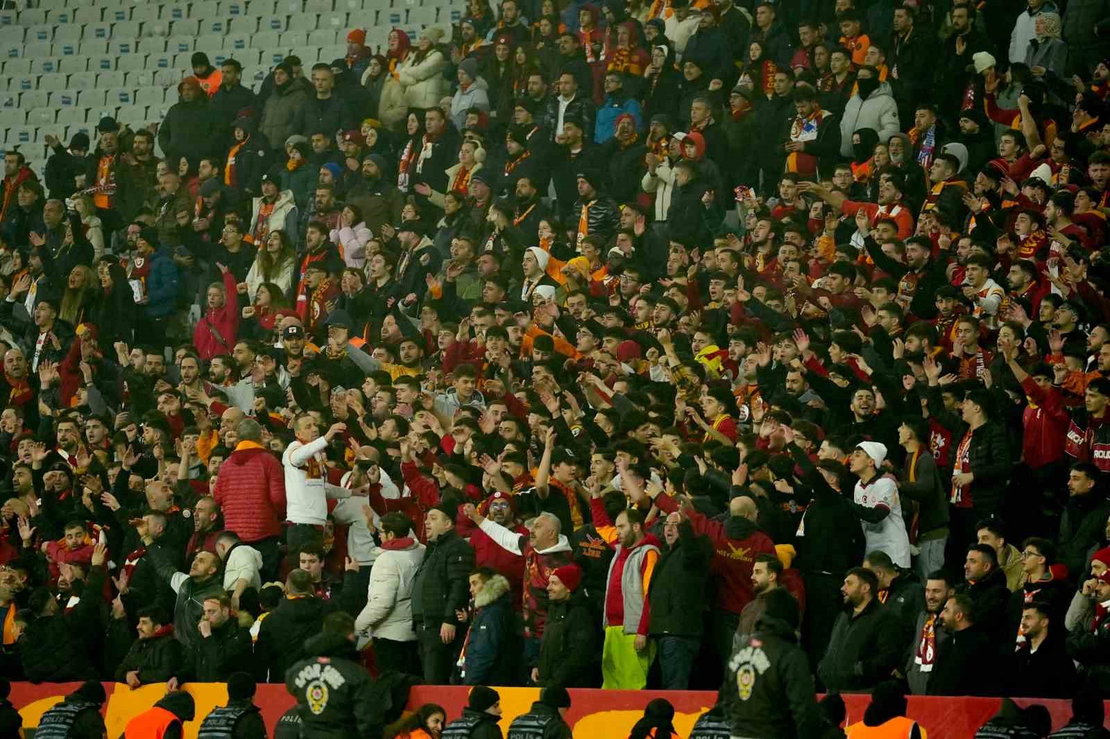 Trendyol Süper Lig: Fatih Karagümrük: 1 - Galatasaray: 1 (İlk yarı)
Trendyol Süper Lig: Fatih Karagümrük: 1 - Galatasaray: 1 (İlk yarı)
