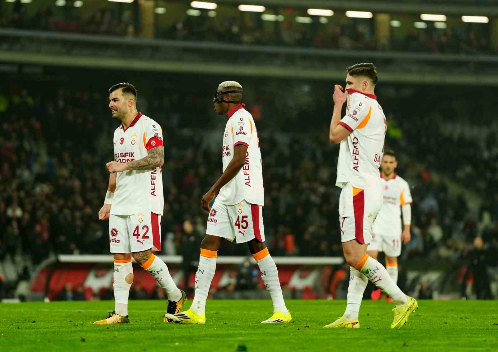 Trendyol Süper Lig: Fatih Karagümrük: 1 - Galatasaray: 1 (İlk yarı)
Trendyol Süper Lig: Fatih Karagümrük: 1 - Galatasaray: 1 (İlk yarı)