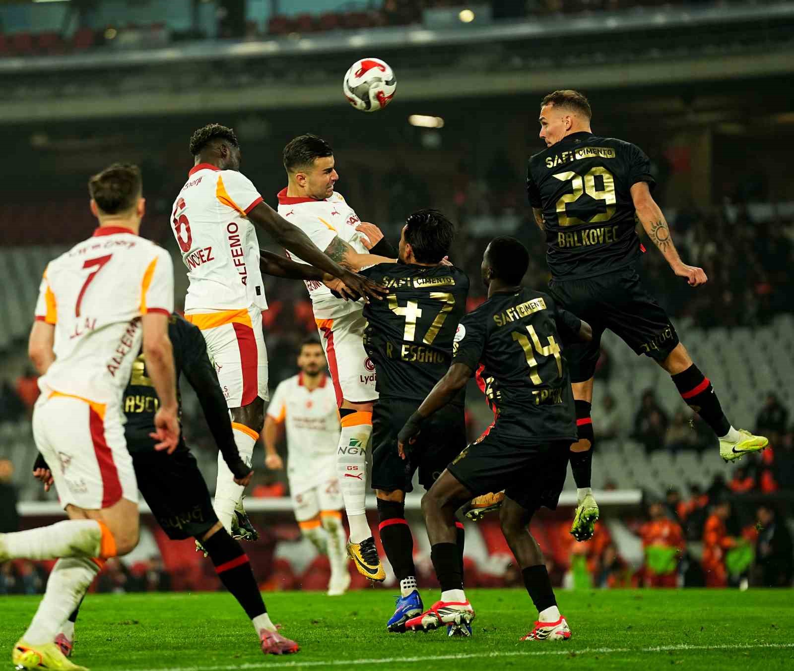 Trendyol Süper Lig: Fatih Karagümrük: 1 - Galatasaray: 3 (Maç sonucu)
Trendyol Süper Lig: Fatih Karagümrük: 1 - Galatasaray: 3 (Maç sonucu)