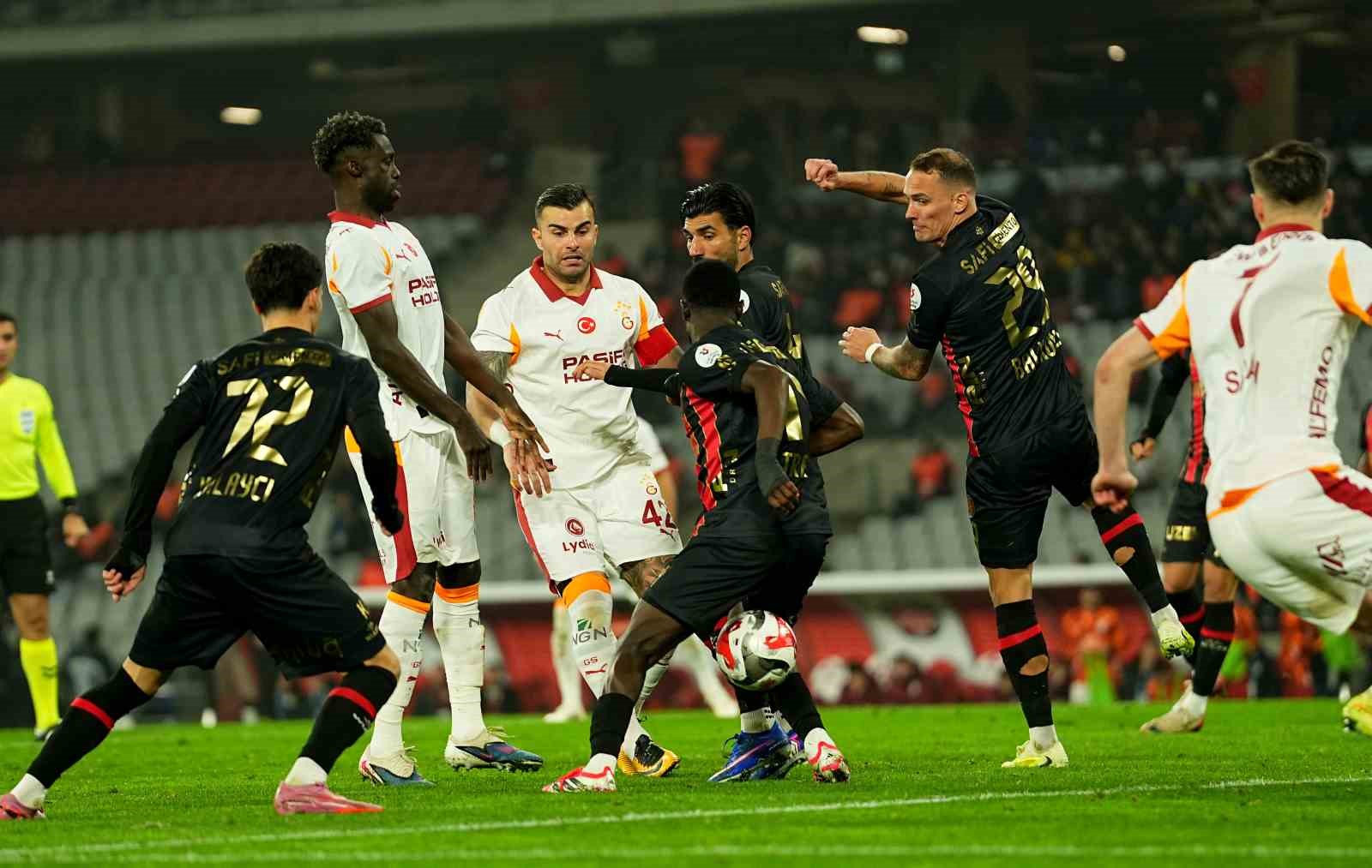 Trendyol Süper Lig: Fatih Karagümrük: 1 - Galatasaray: 3 (Maç sonucu)
Trendyol Süper Lig: Fatih Karagümrük: 1 - Galatasaray: 3 (Maç sonucu)