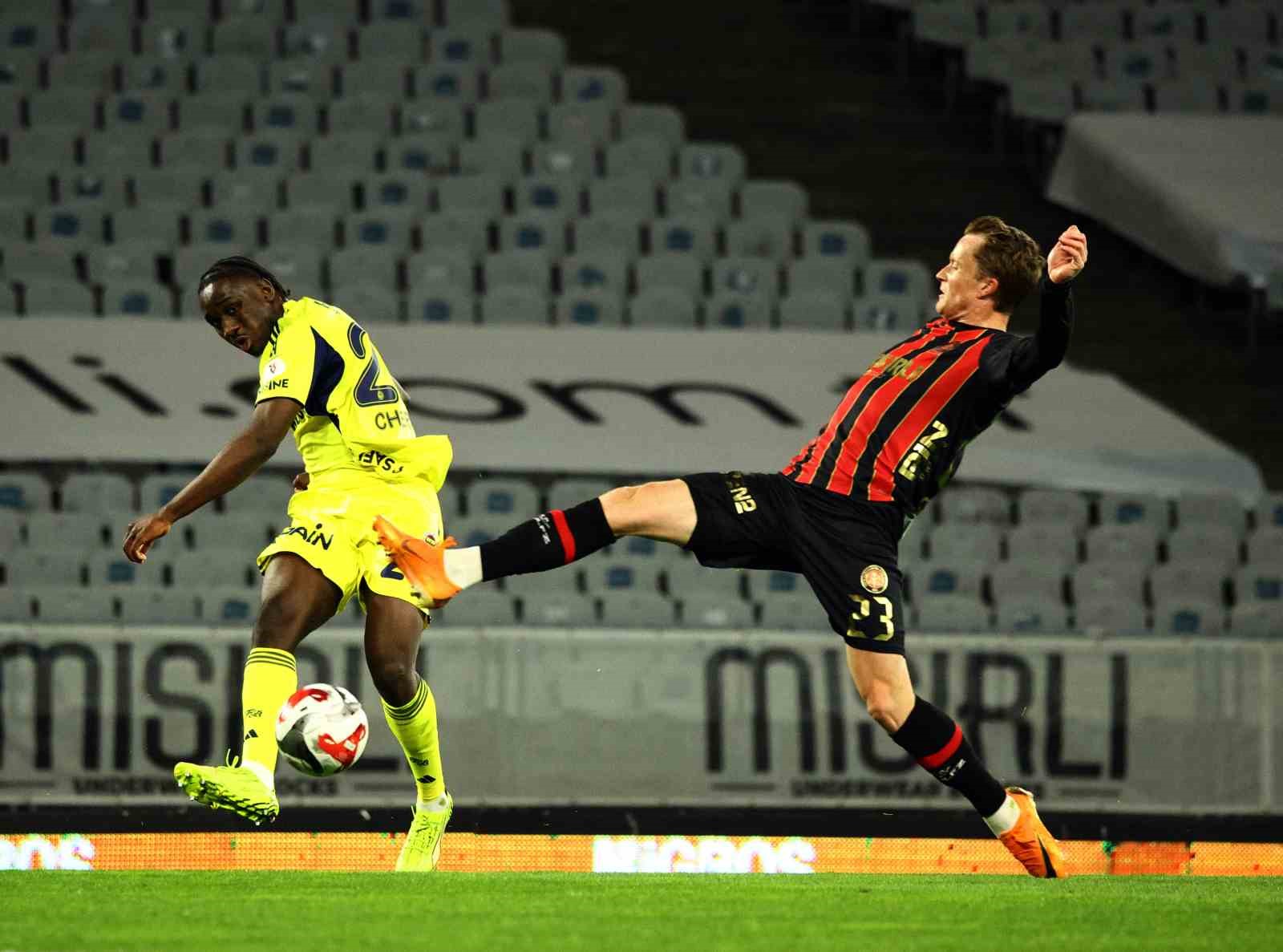 Trendyol Süper Lig: Fatih Karagümrük: 2 - Fenerbahçe: 0 (İlk yarı)
