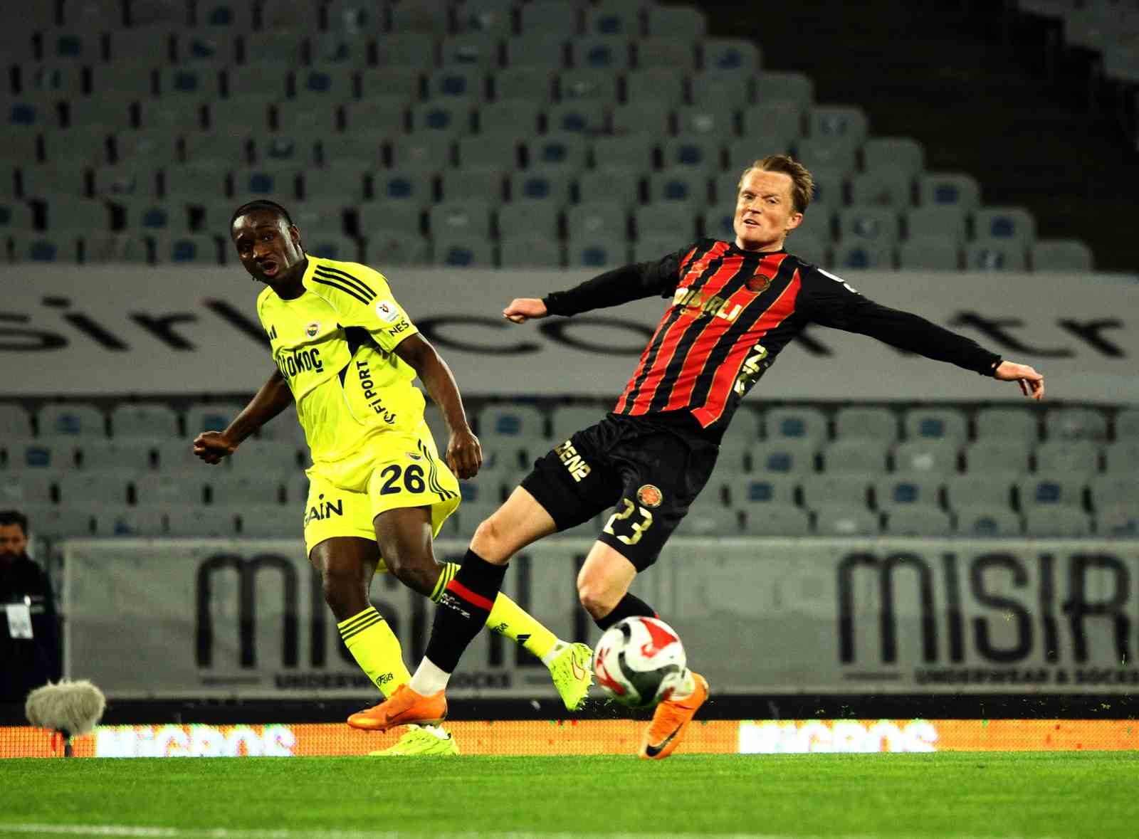 Trendyol Süper Lig: Fatih Karagümrük: 2 - Fenerbahçe: 0 (İlk yarı)
