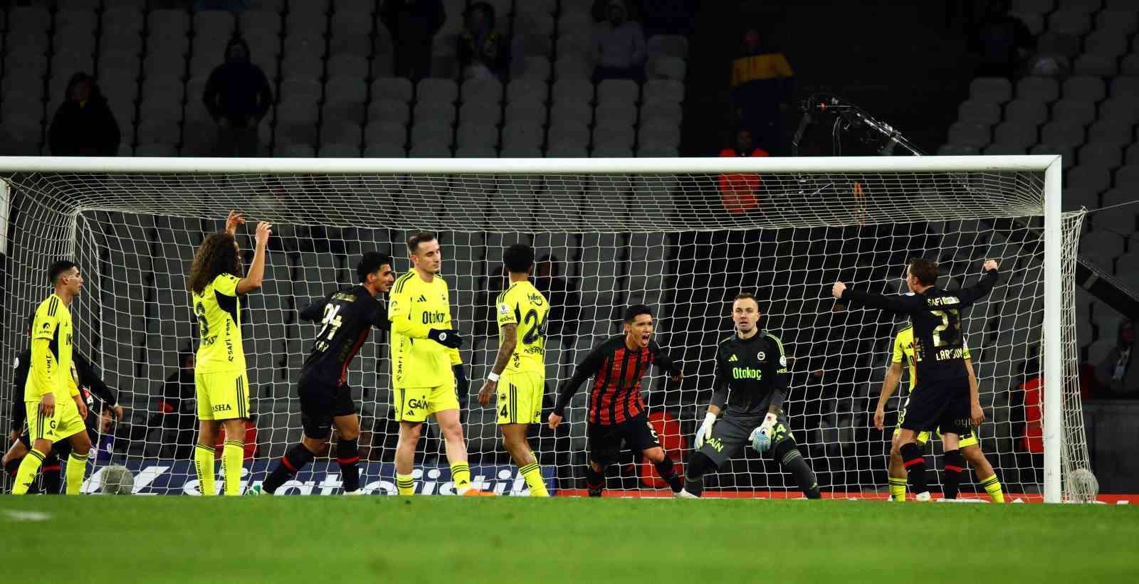 Trendyol Süper Lig: Fatih Karagümrük: 2 - Fenerbahçe: 0 (İlk yarı)
