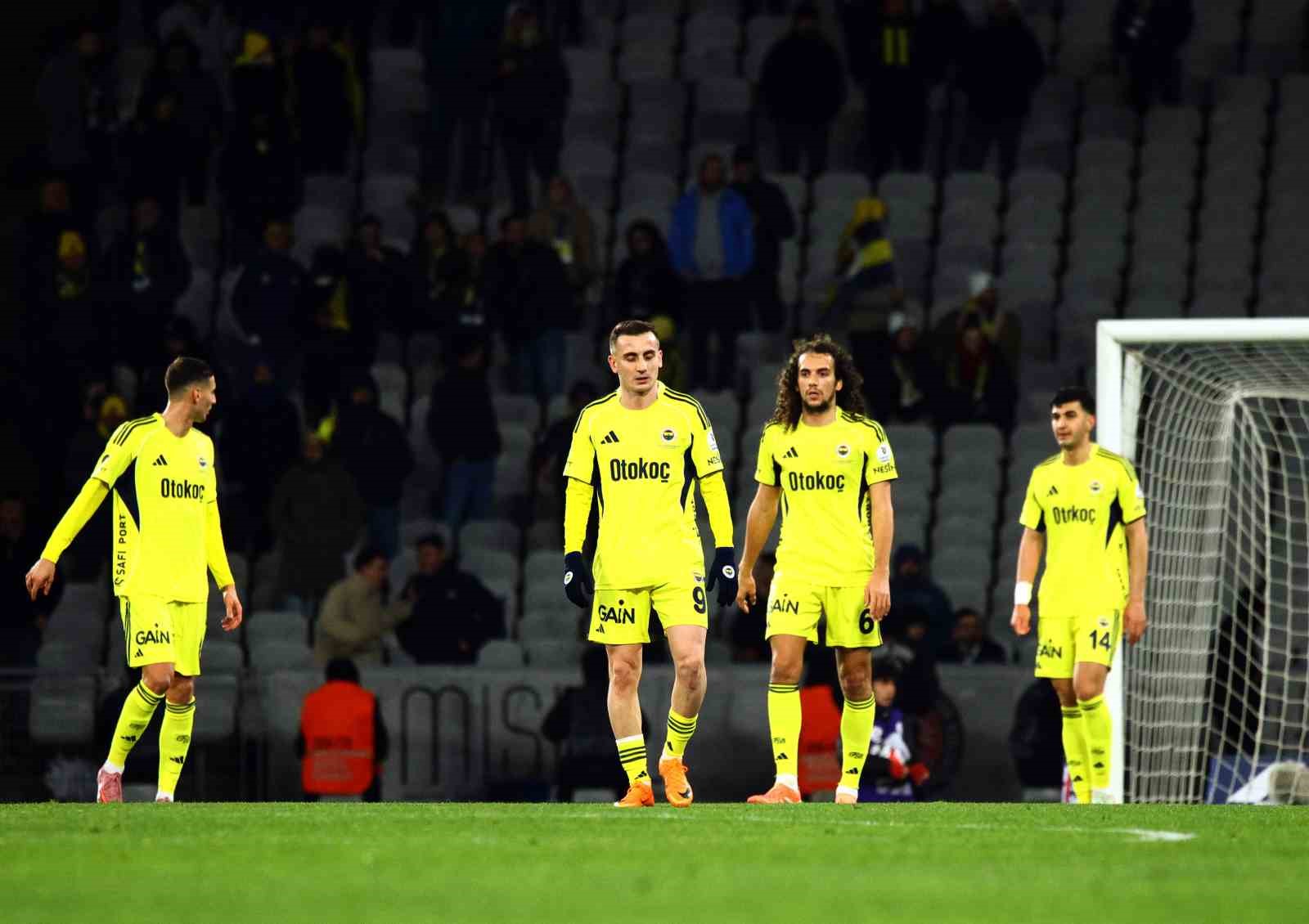 Trendyol Süper Lig: Fatih Karagümrük: 2 - Fenerbahçe: 0 (İlk yarı)
