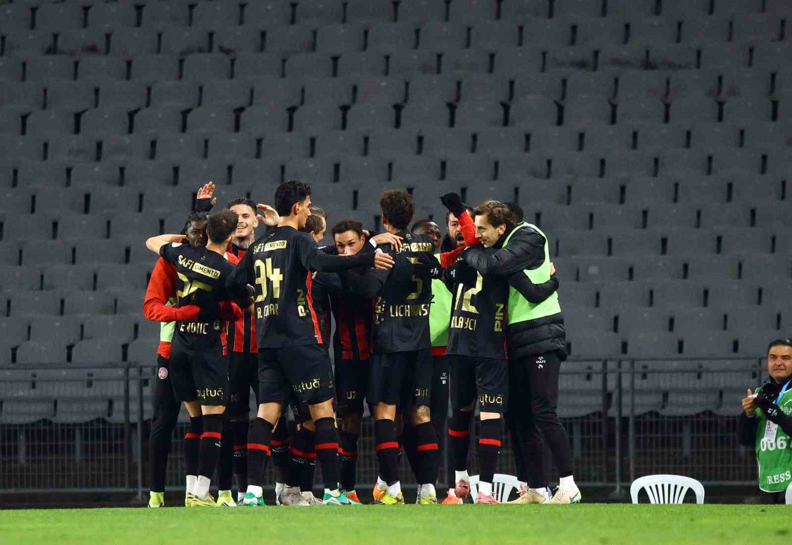 Trendyol Süper Lig: Fatih Karagümrük: 2 - Fenerbahçe: 0 (İlk yarı)
