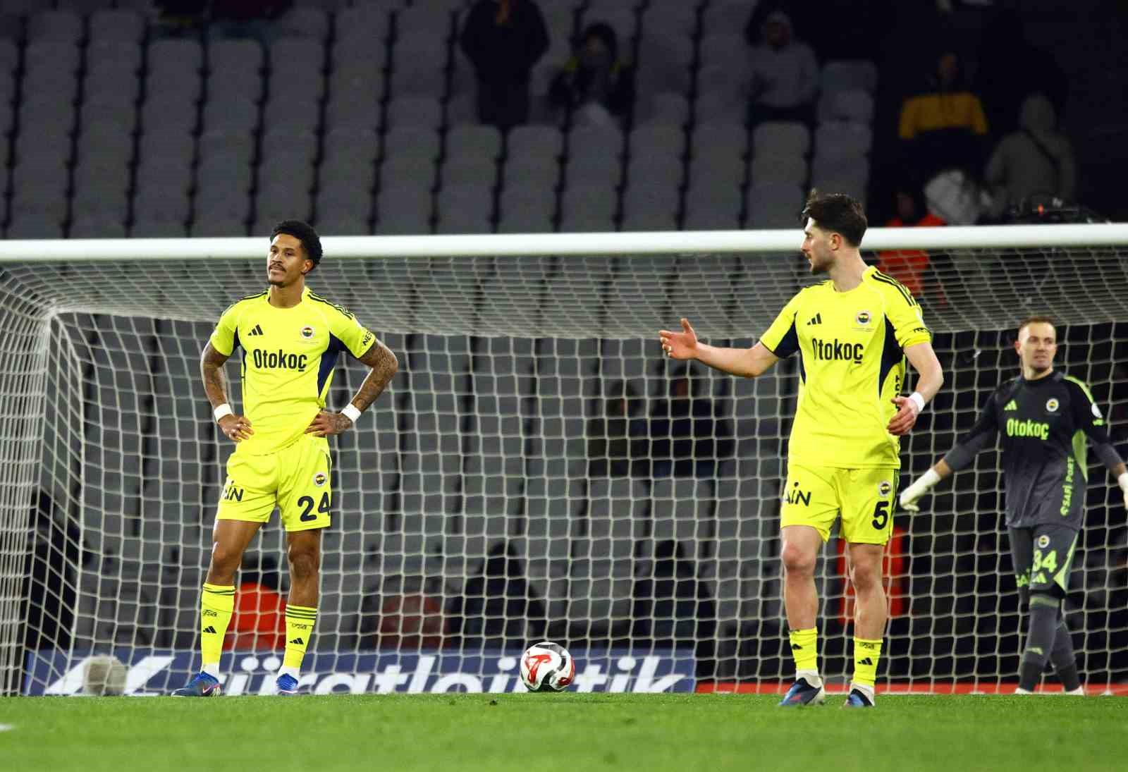 Trendyol Süper Lig: Fatih Karagümrük: 2 - Fenerbahçe: 0 (İlk yarı)
