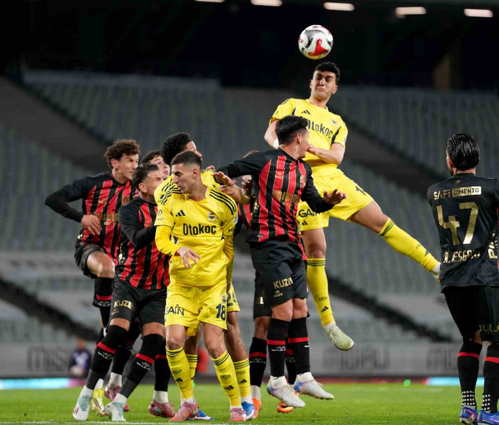 Trendyol Süper Lig: Fatih Karagümrük: 2 - Fenerbahçe: 0 (İlk yarı)

