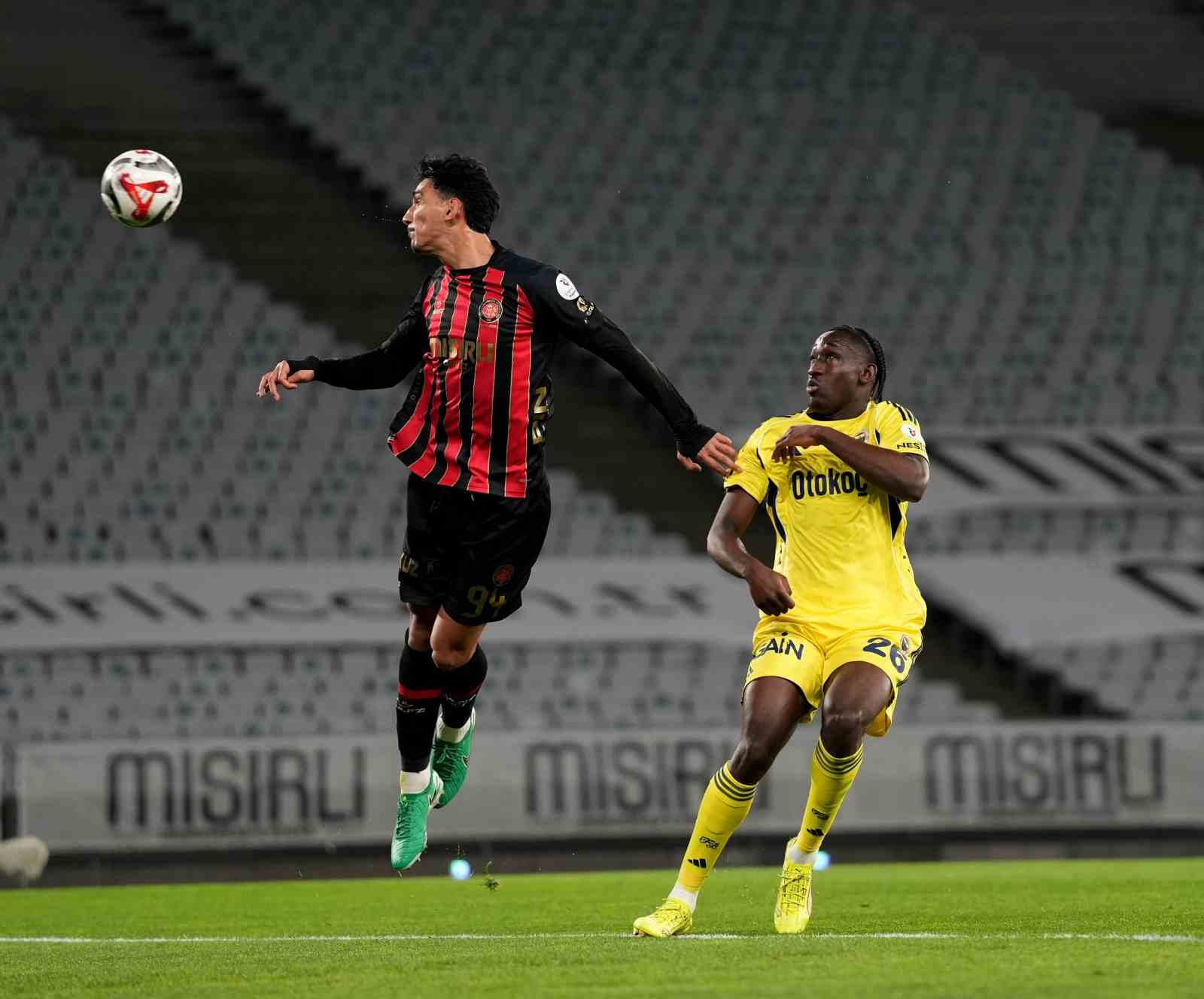 Trendyol Süper Lig: Fatih Karagümrük: 2 - Fenerbahçe: 0 (İlk yarı)
