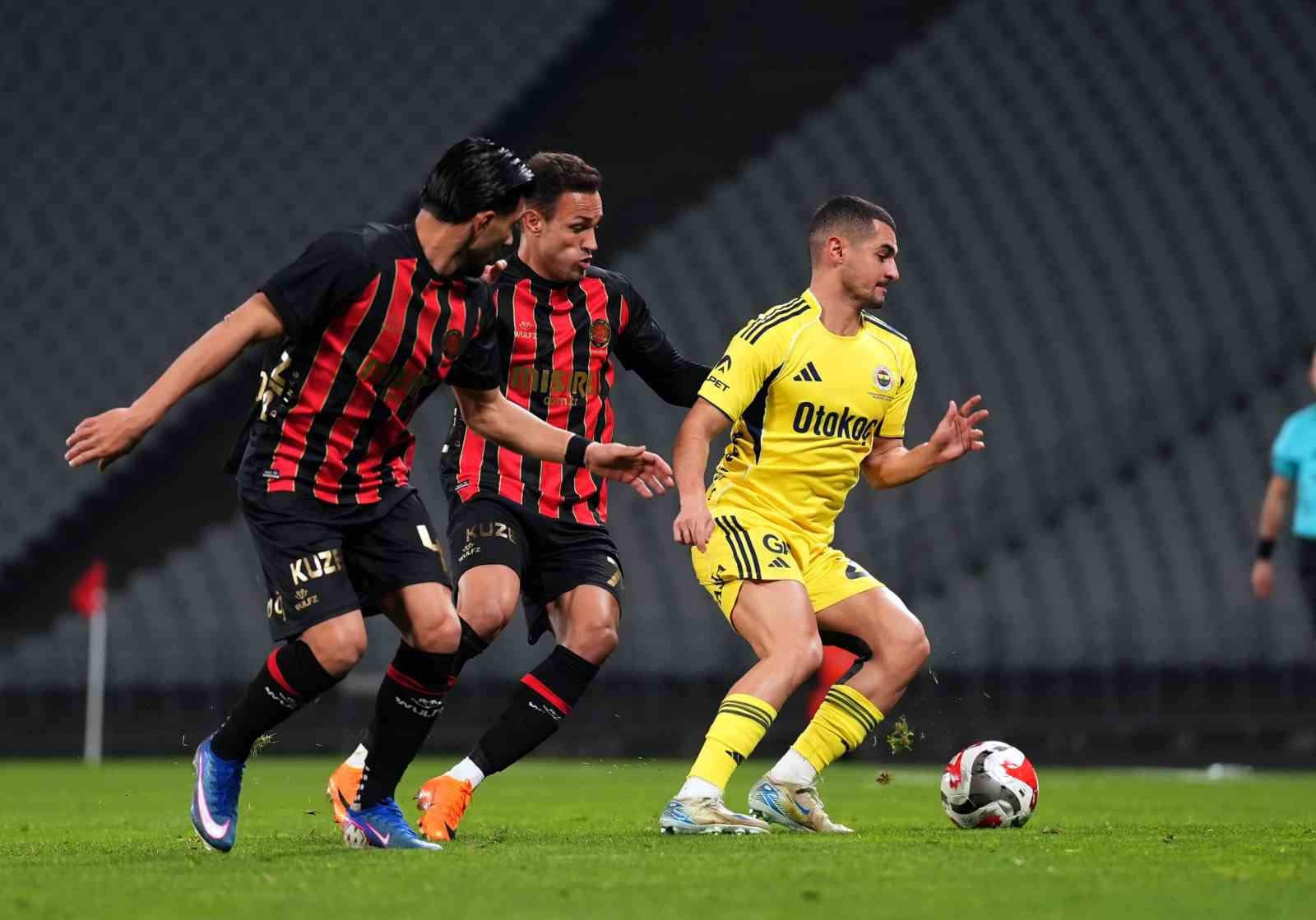 Trendyol Süper Lig: Fatih Karagümrük: 2 - Fenerbahçe: 0 (İlk yarı)
