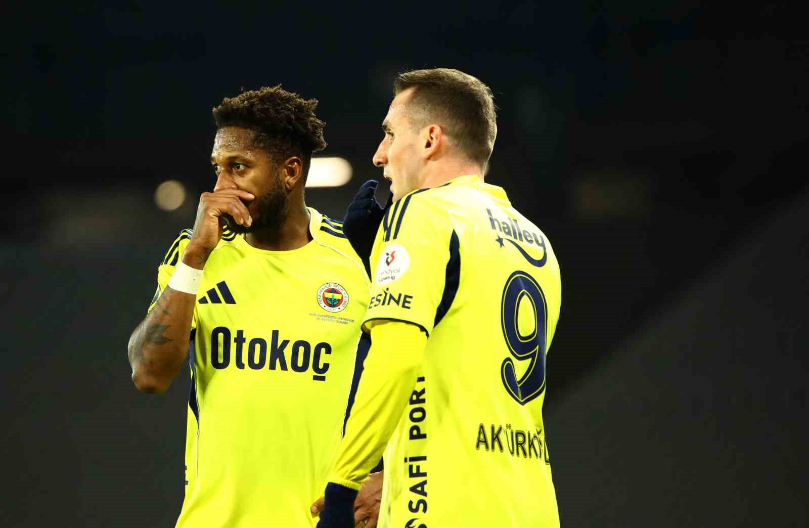 Trendyol Süper Lig: Fatih Karagümrük: 2 - Fenerbahçe: 0 (İlk yarı)
