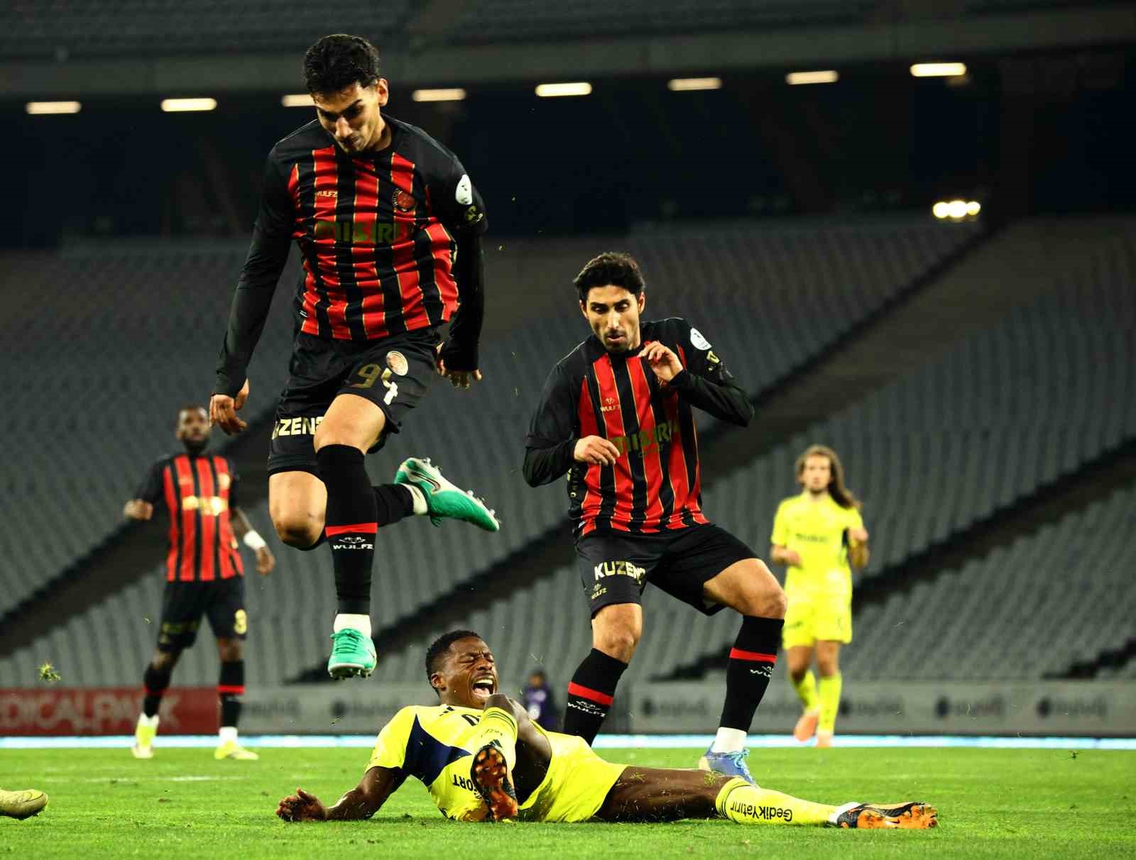 Trendyol Süper Lig: Fatih Karagümrük: 2 - Fenerbahçe: 0 (Maç sonucu)
