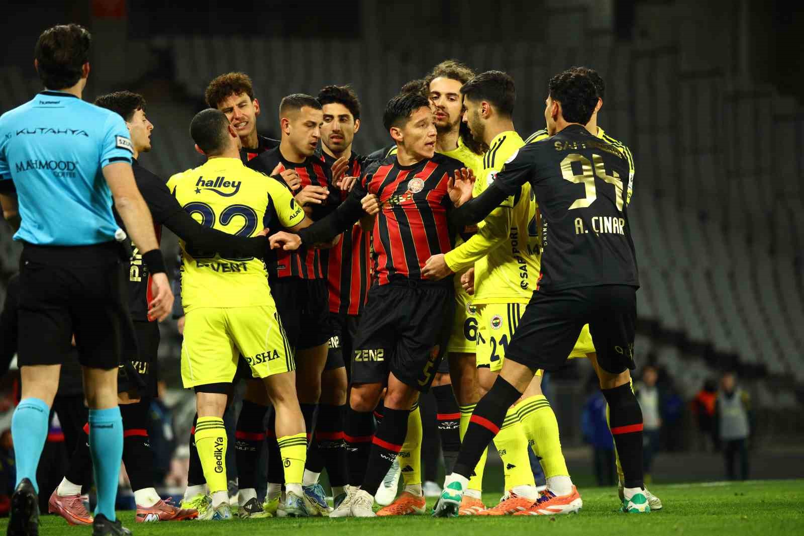 Trendyol Süper Lig: Fatih Karagümrük: 2 - Fenerbahçe: 0 (Maç sonucu)
