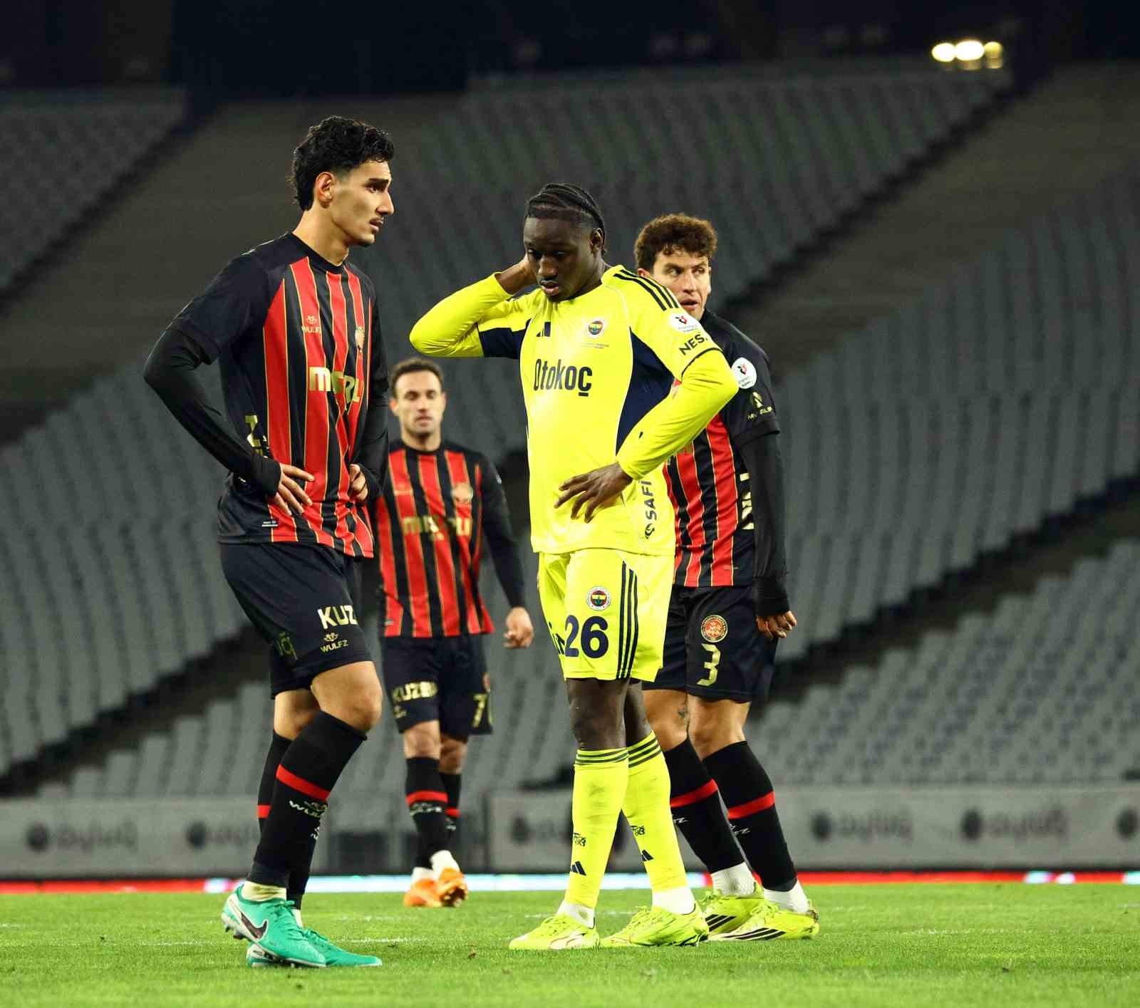 Trendyol Süper Lig: Fatih Karagümrük: 2 - Fenerbahçe: 0 (Maç sonucu)
