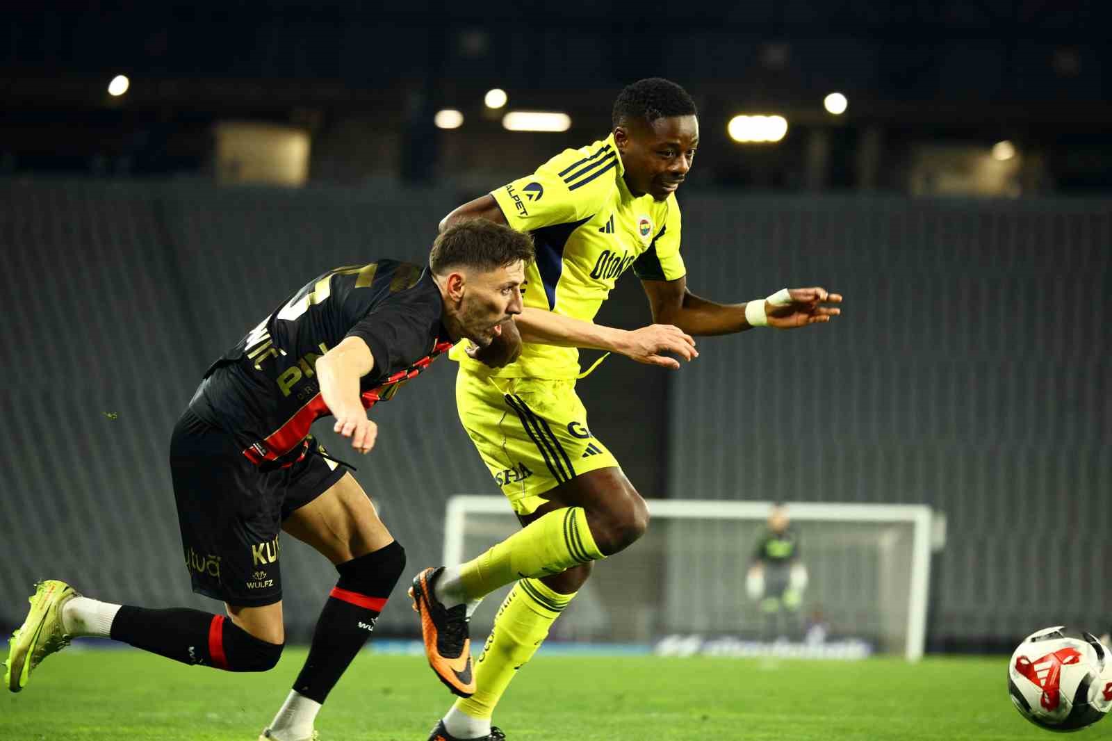 Trendyol Süper Lig: Fatih Karagümrük: 2 - Fenerbahçe: 0 (Maç sonucu)
