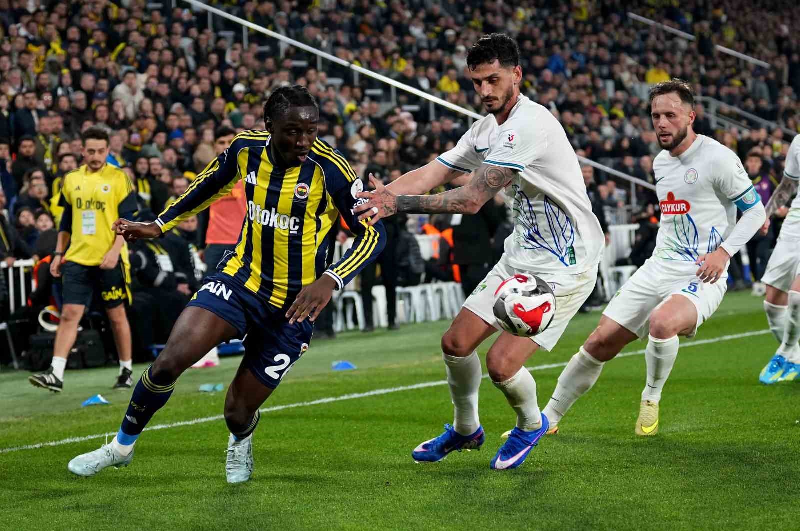 Trendyol Süper Lig: Fenerbahçe: 0 - Çaykur Rizespor: 0 (İlk yarı)
