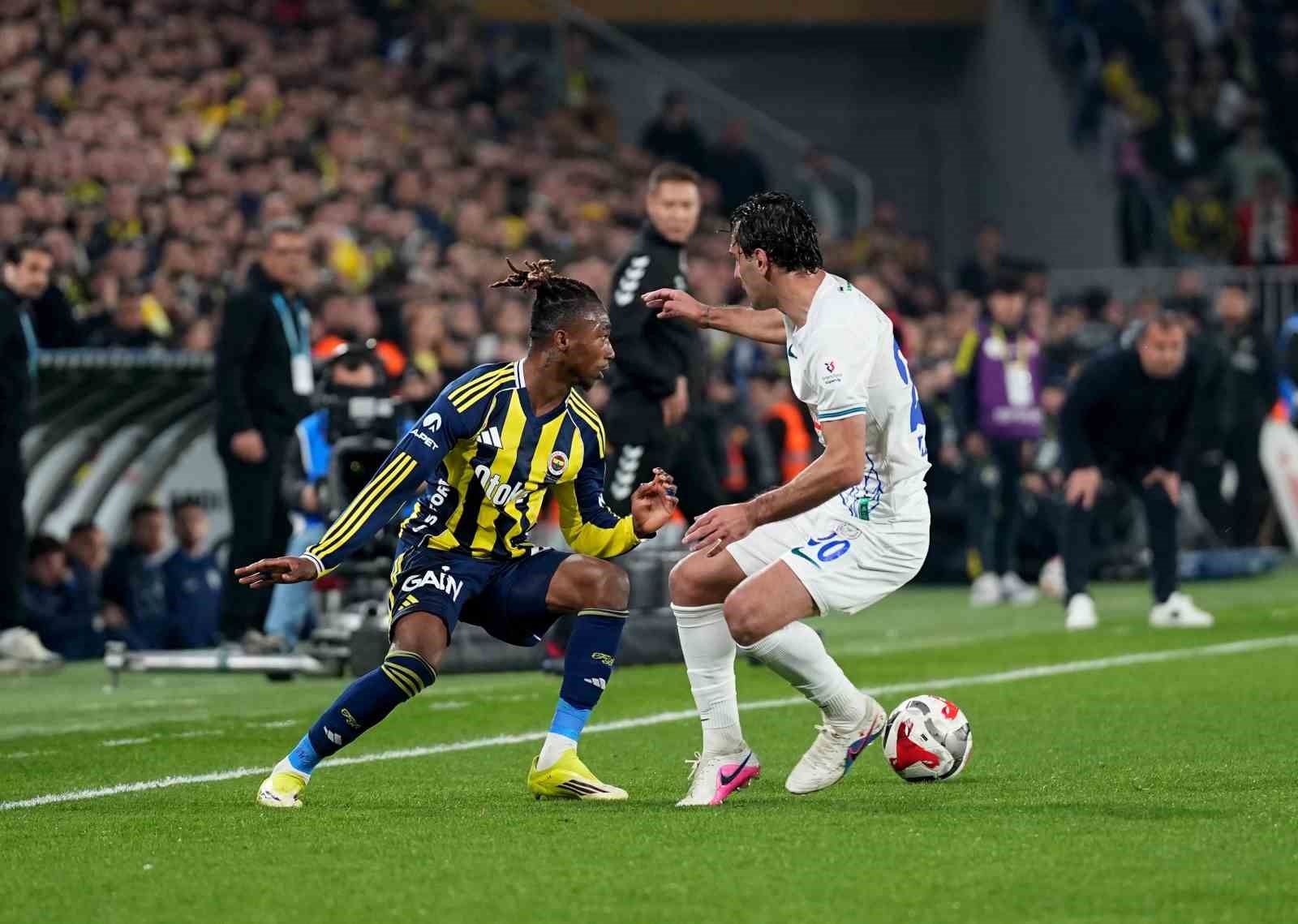 Trendyol Süper Lig: Fenerbahçe: 0 - Çaykur Rizespor: 0 (İlk yarı)
