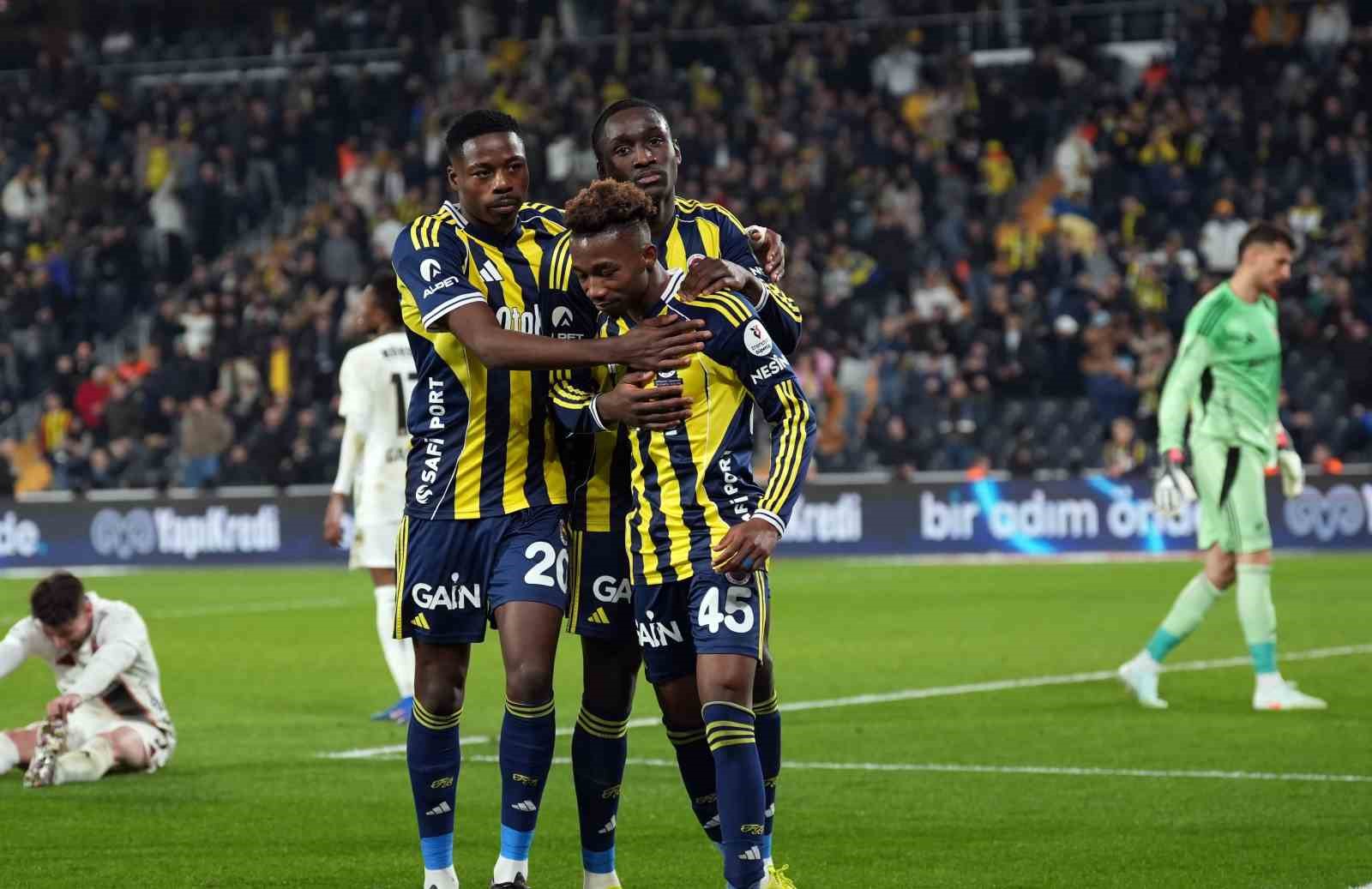 Trendyol Süper Lig: Fenerbahçe: 1 - Gaziantep FK: 0 (İlk yarı)
