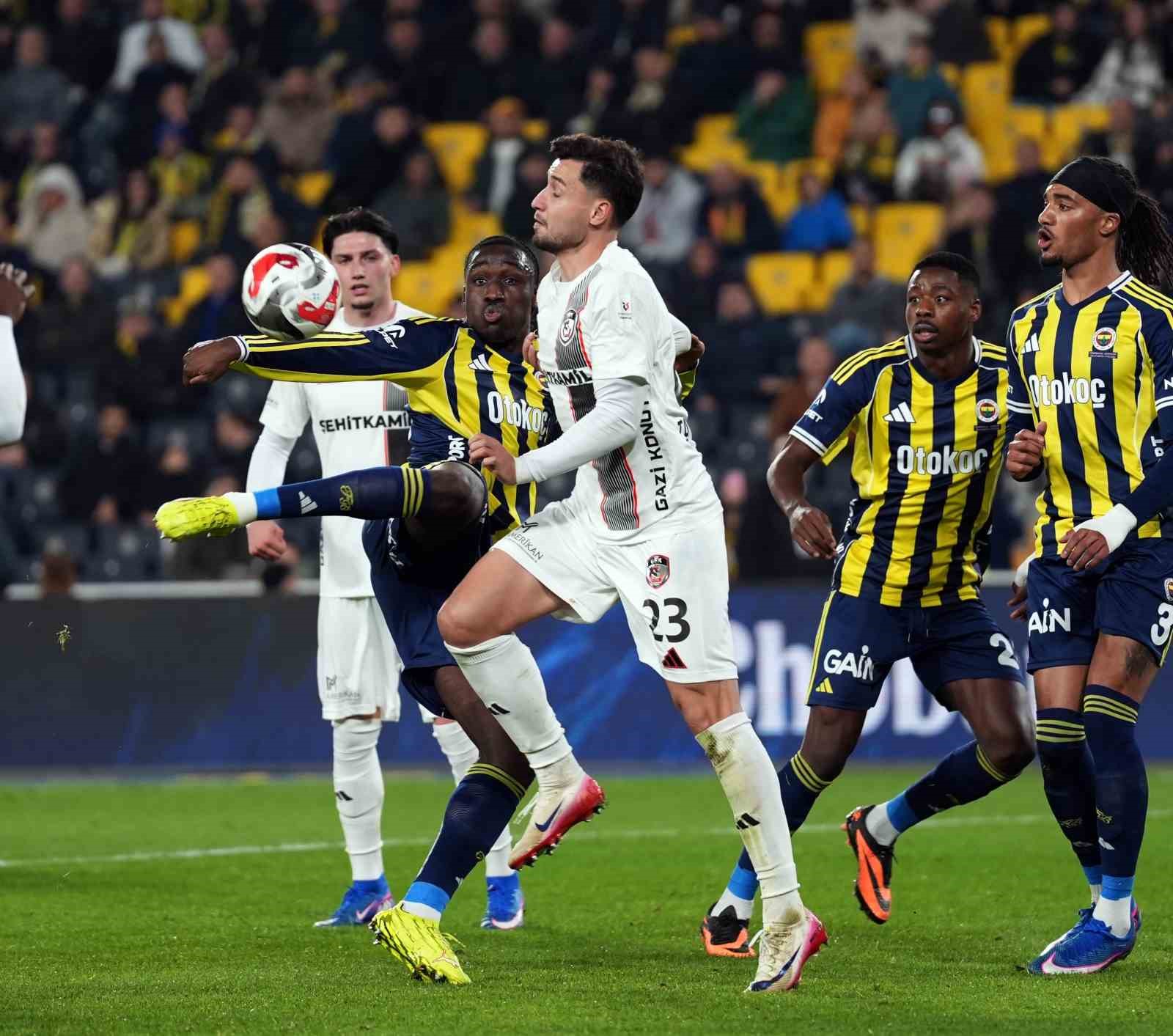Trendyol Süper Lig: Fenerbahçe: 1 - Gaziantep FK: 0 (İlk yarı)
