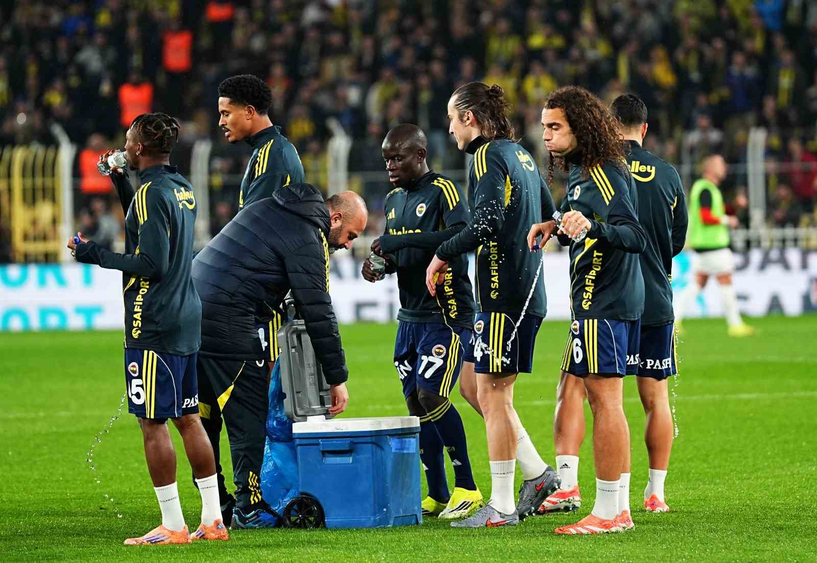 Trendyol Süper Lig: Fenerbahçe: 1 - Gençlerbirliği: 0 (Maç devam ediyor)
