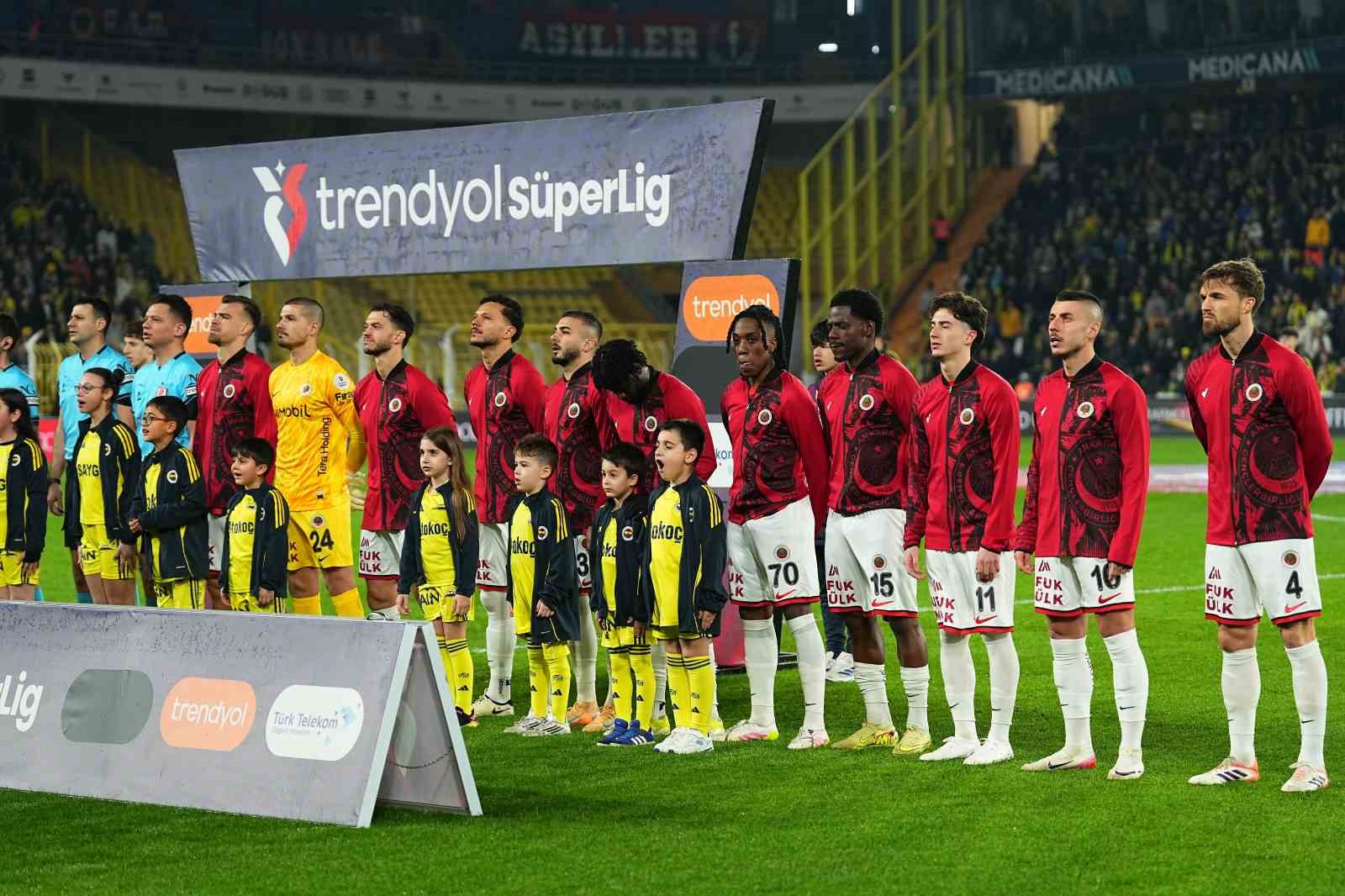 Trendyol Süper Lig: Fenerbahçe: 1 - Gençlerbirliği: 0 (Maç devam ediyor)
