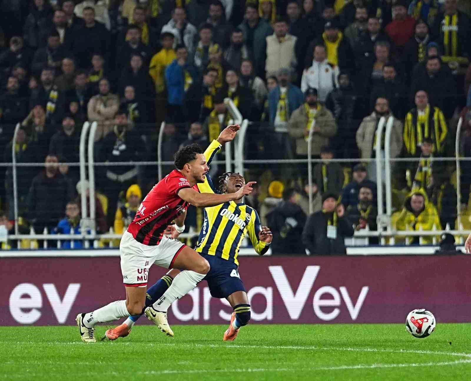 Trendyol Süper Lig: Fenerbahçe: 1 - Gençlerbirliği: 0 (Maç devam ediyor)
