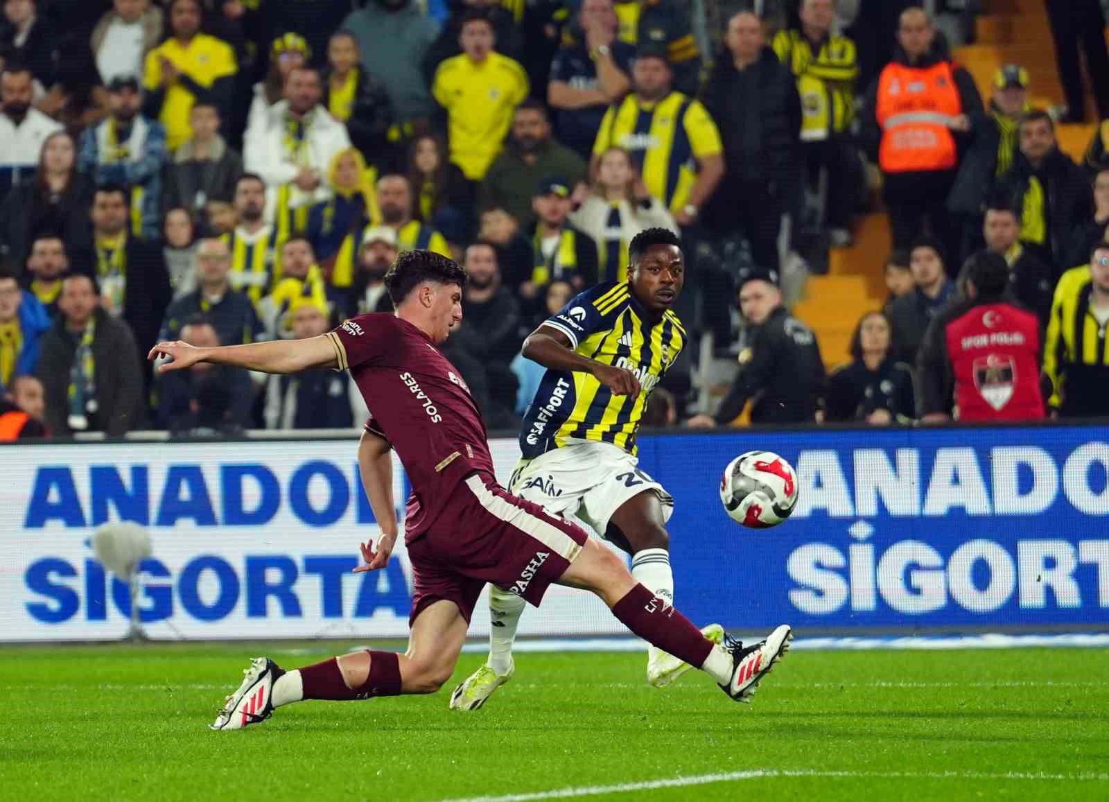 Trendyol Süper Lig: Fenerbahçe: 1 - Göztepe: 1 (İlk yarı)
