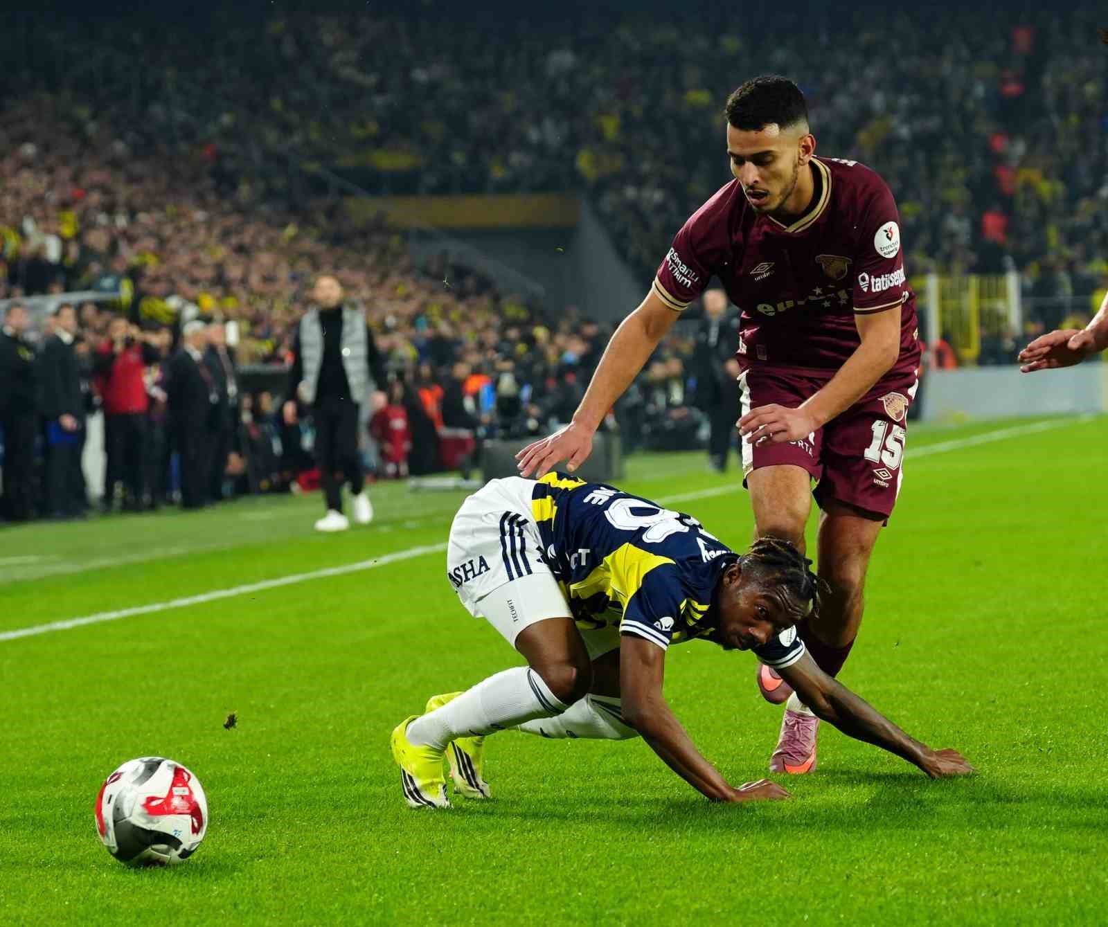 Trendyol Süper Lig: Fenerbahçe: 1 - Göztepe: 1 (İlk yarı)
