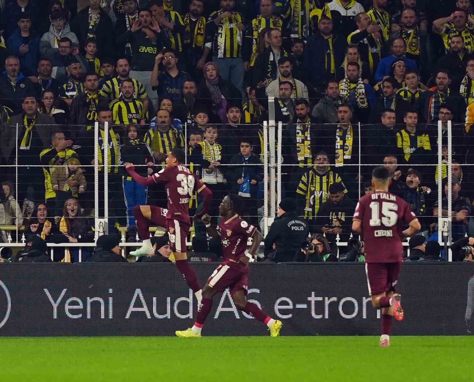 Trendyol Süper Lig: Fenerbahçe: 1 - Göztepe: 1 (İlk yarı)
